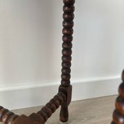 Petit guéridon vintage en bois tourné, table d’appoint ronde en bois