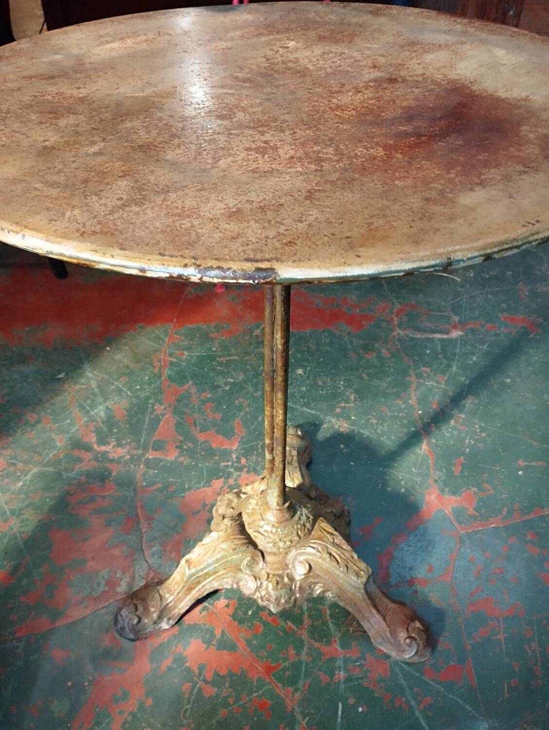 Garden pedestal table