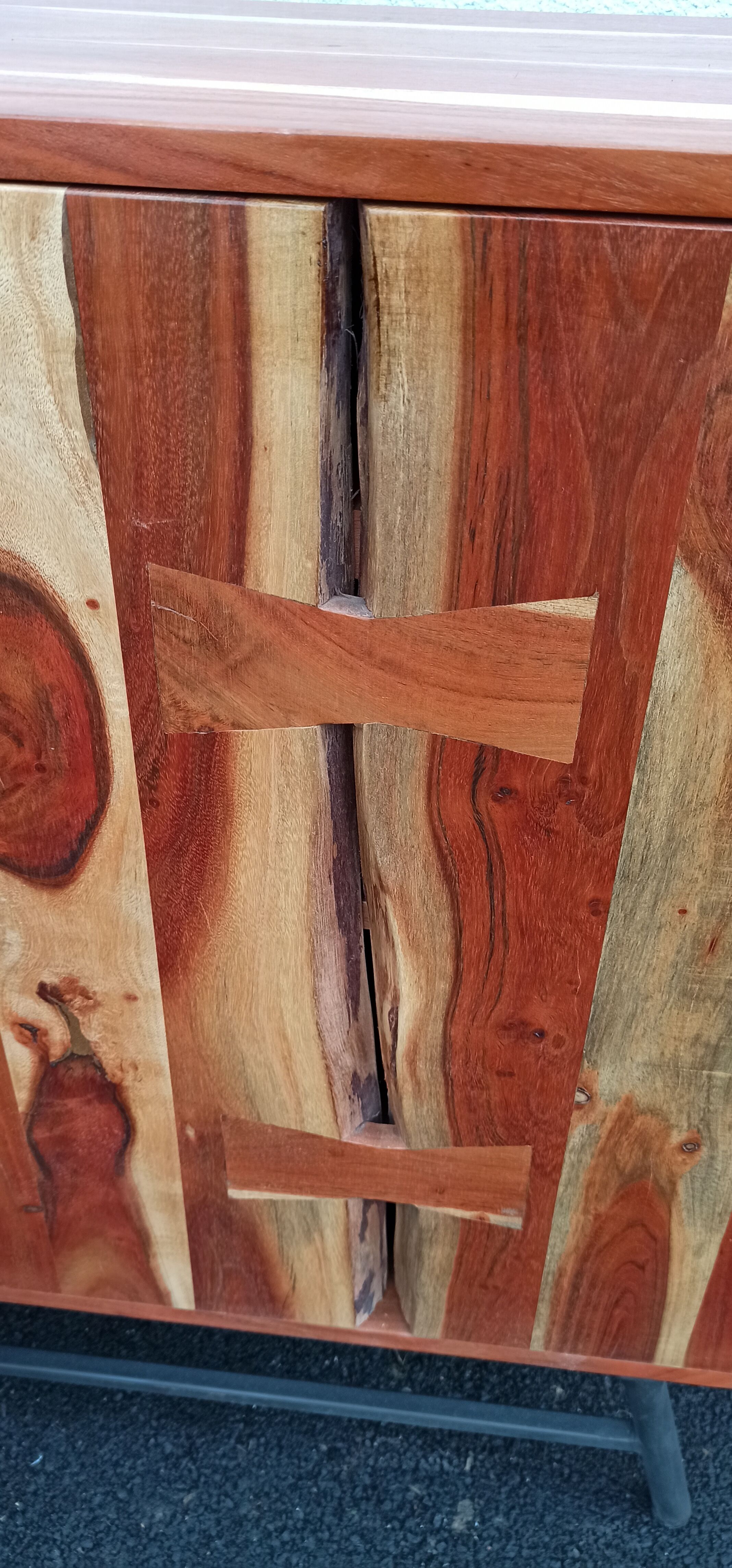 Buffet en bois avec deux portes, un tiroir et deux niches