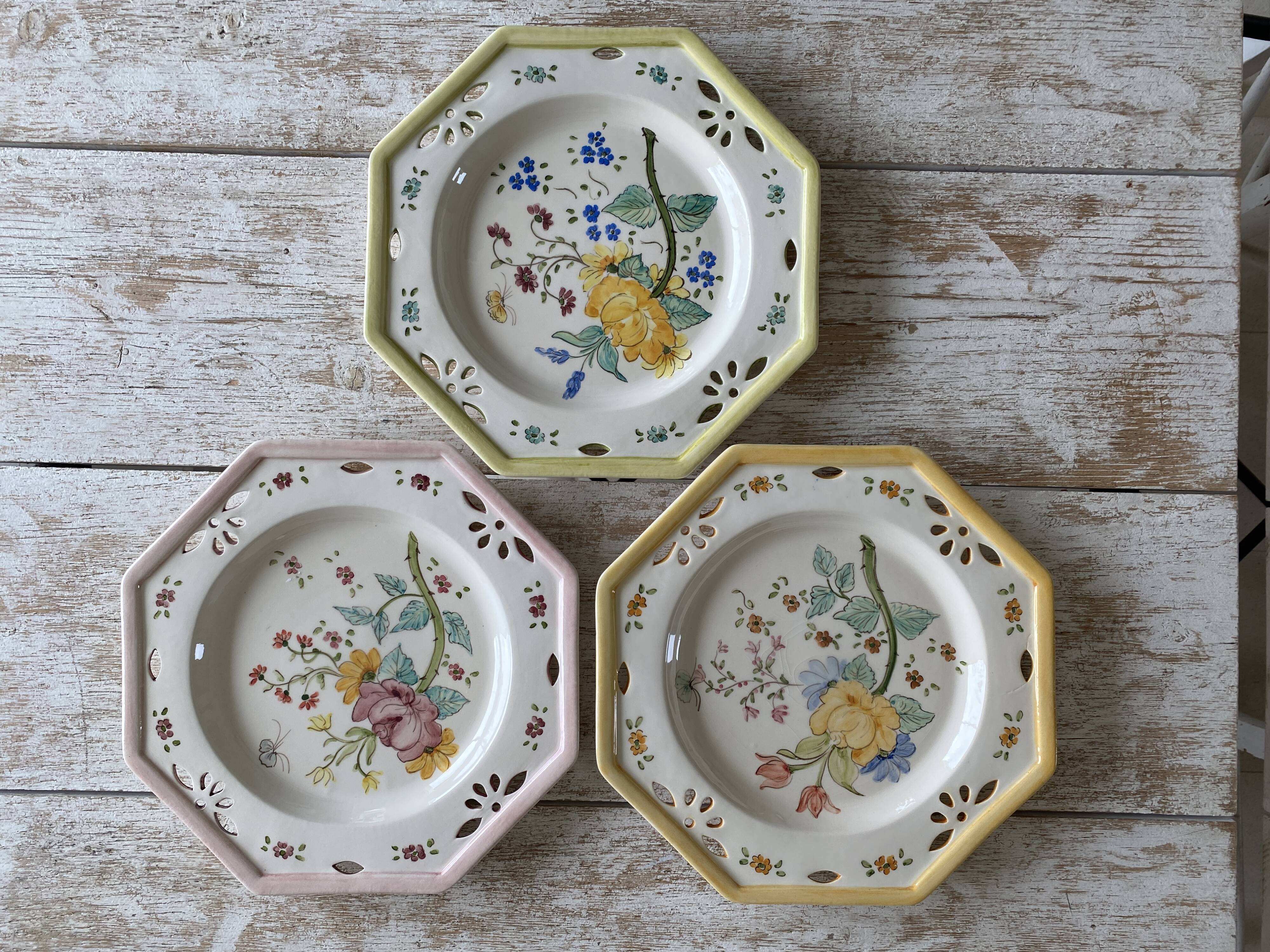 Antique plate with hand-painted floral decoration - 29 cm - yellow