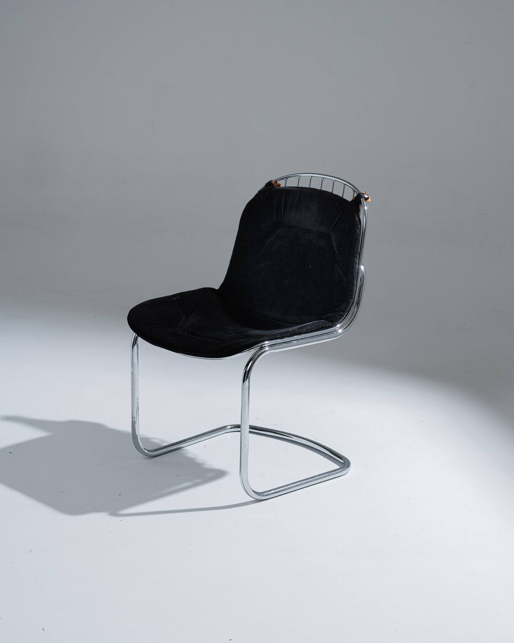Chaise en velours noir, Gastone Rinaldi, 1970s
