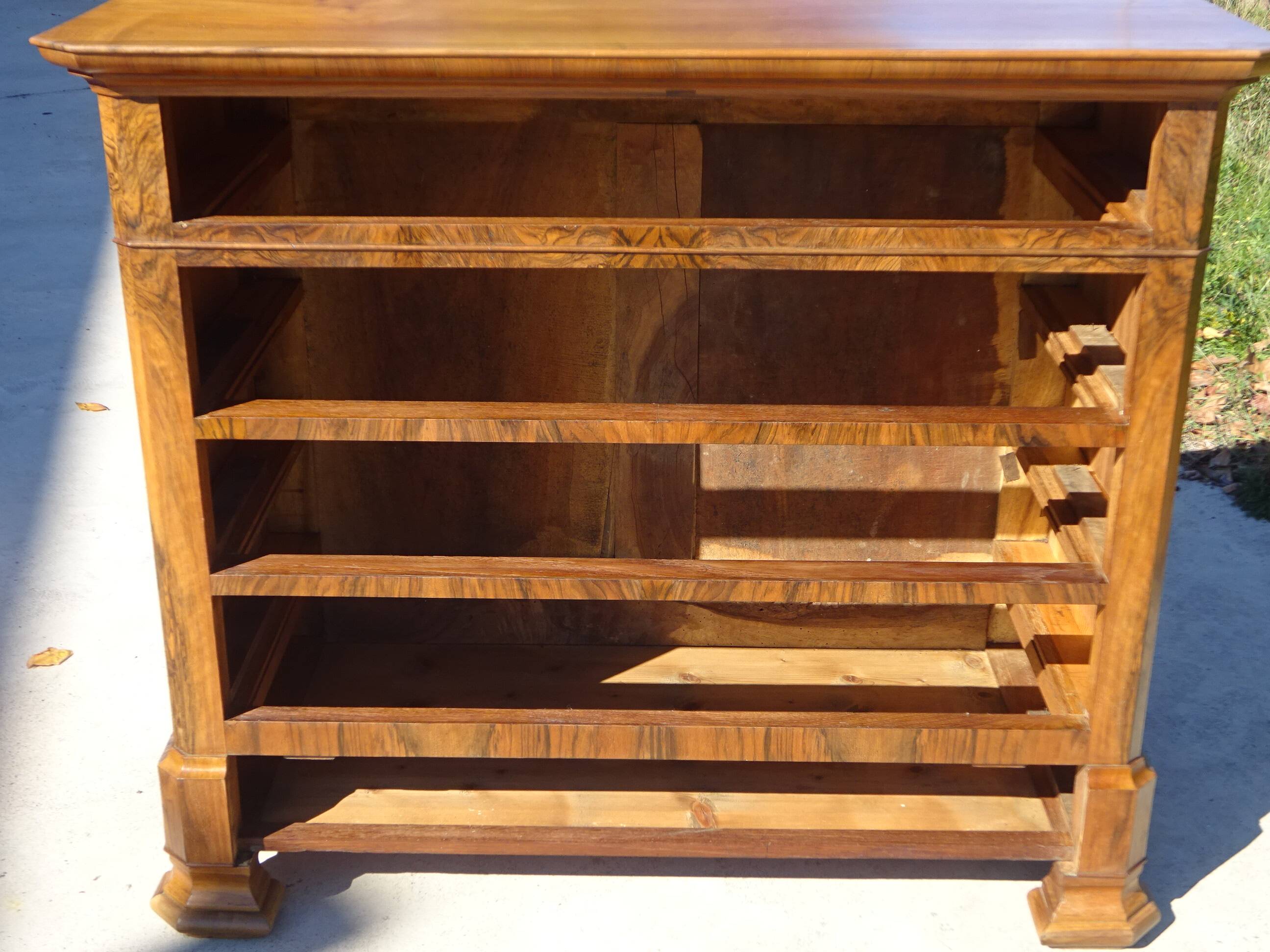 Commode en noyer et ronce de noyer style Louis Philippe