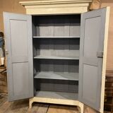 Armoire patinée blanc-crème