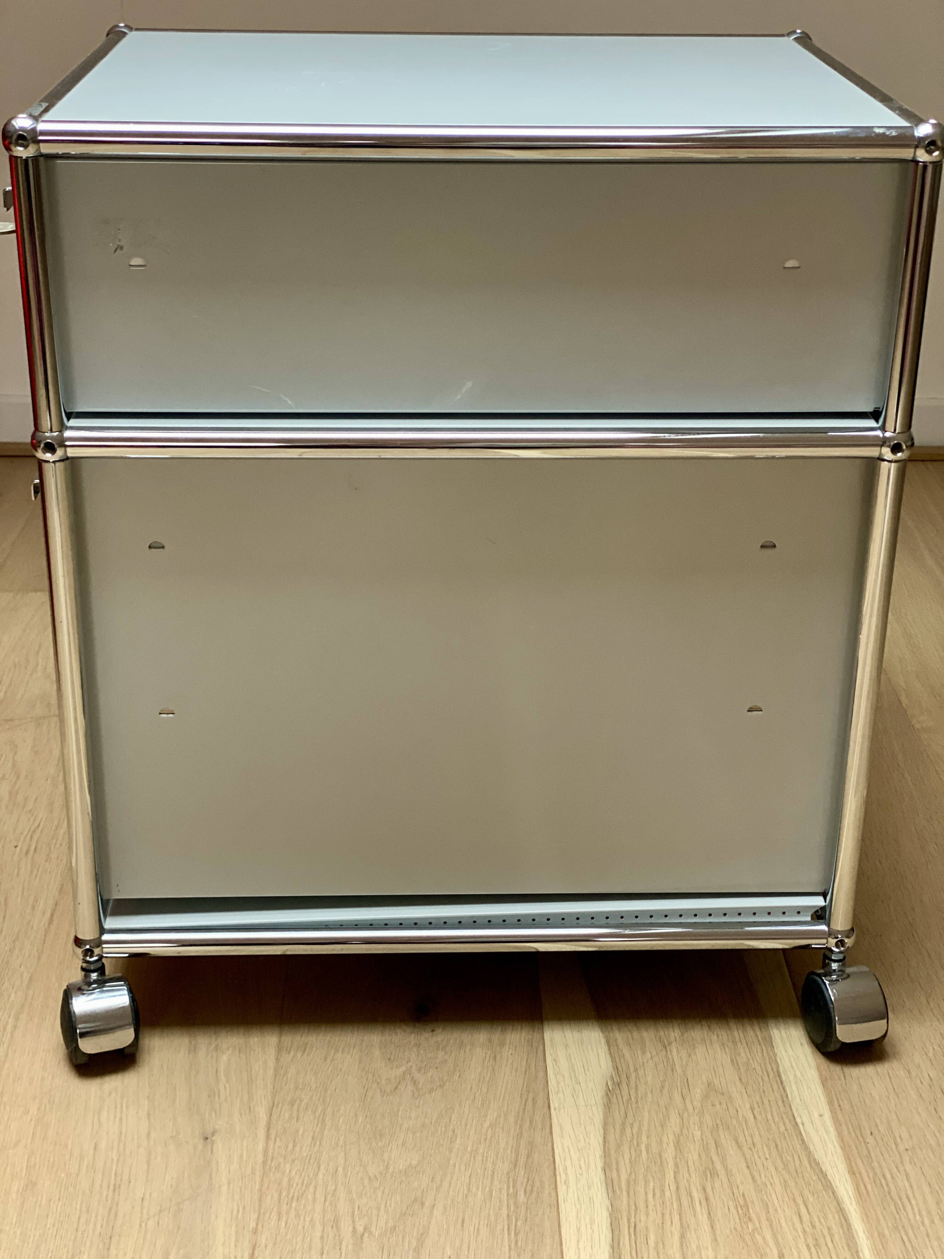 USM box unit on casters