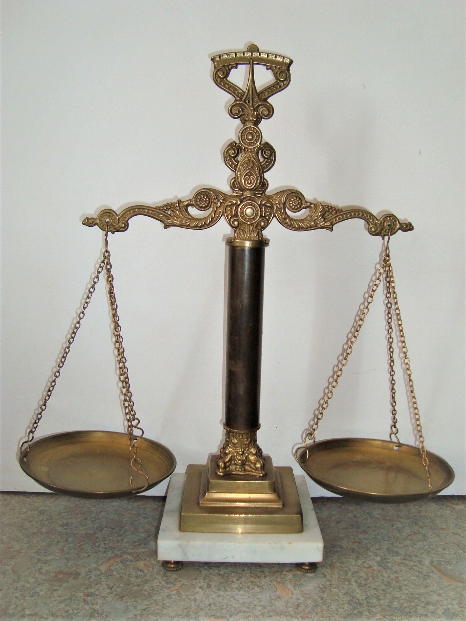 Balance justice brass base marble vintage 50
