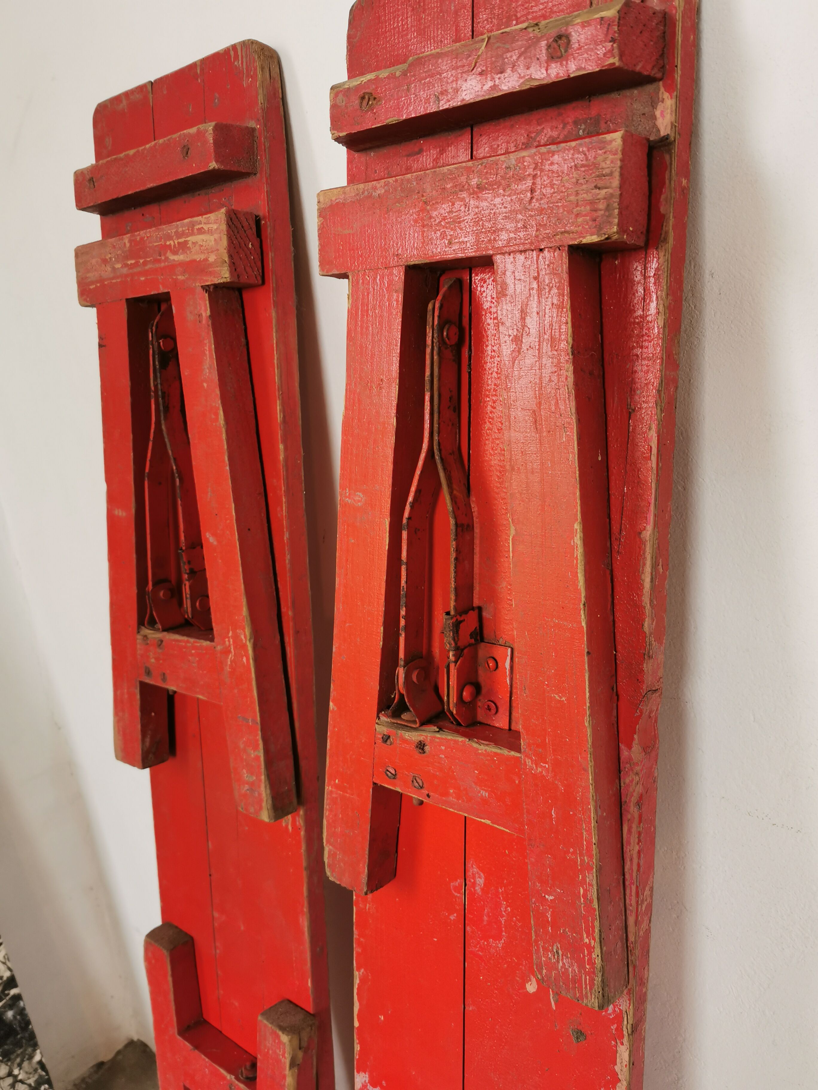 Paire de bancs pliants en bois