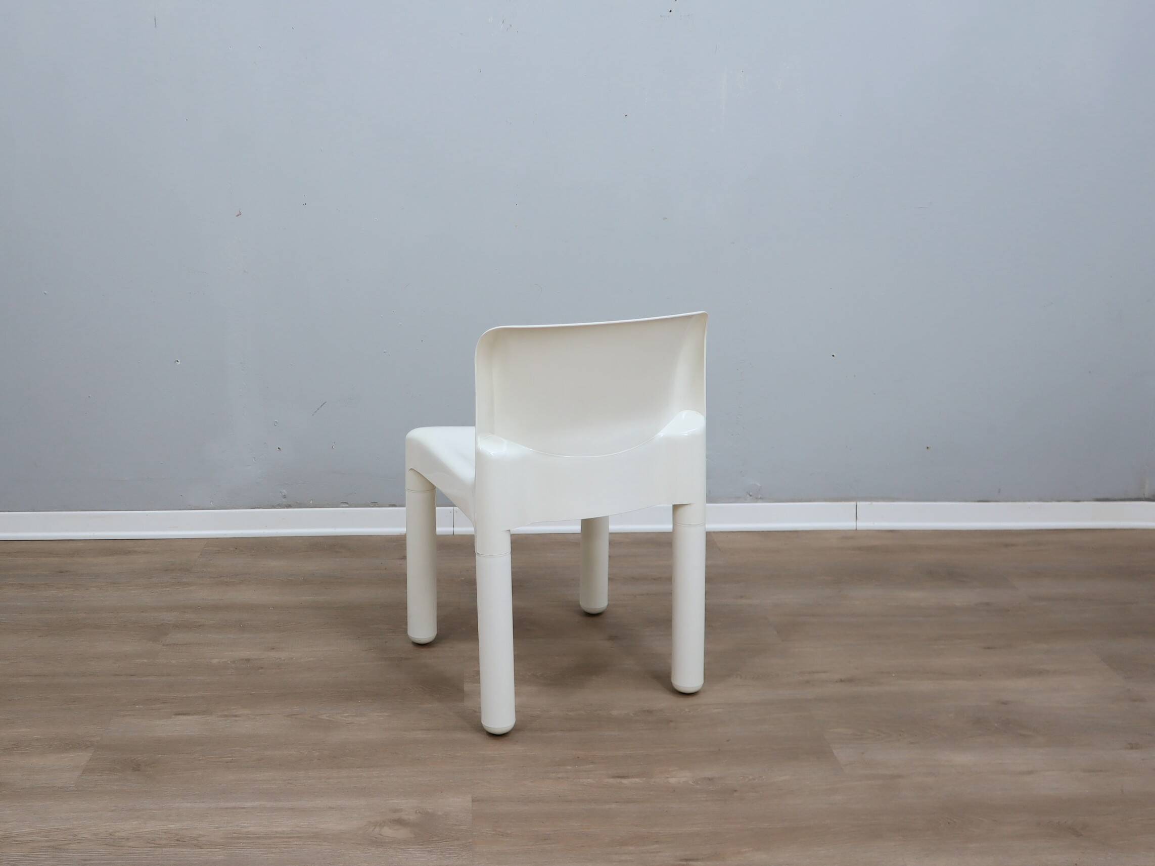 1970s Kartell Model 4875 chair by Carlo Bartoli white color, one piece