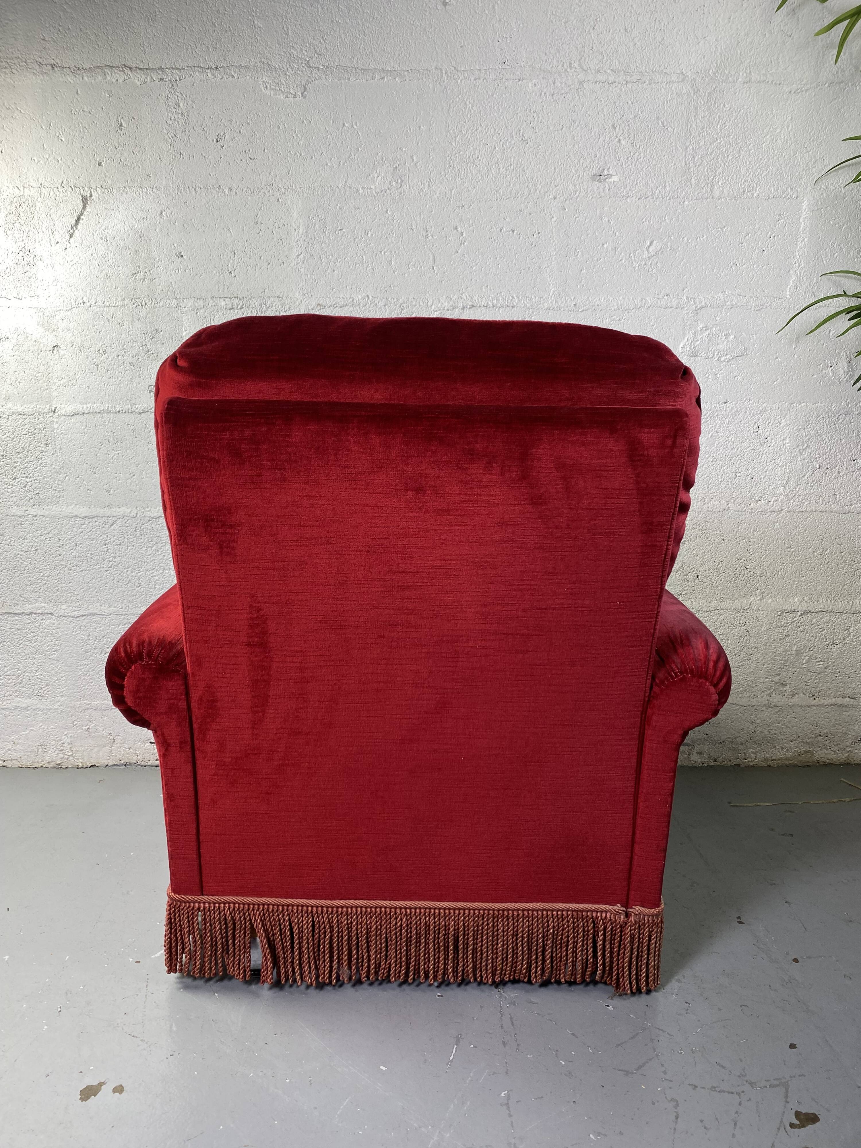 Fauteuil crapaud en velours rouge à franges