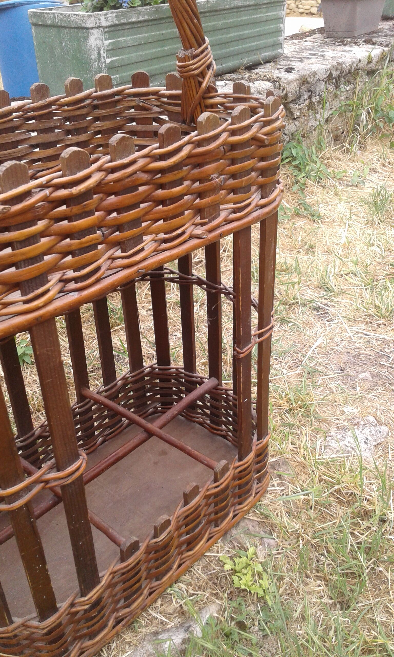 Rattan bottle bar with handle