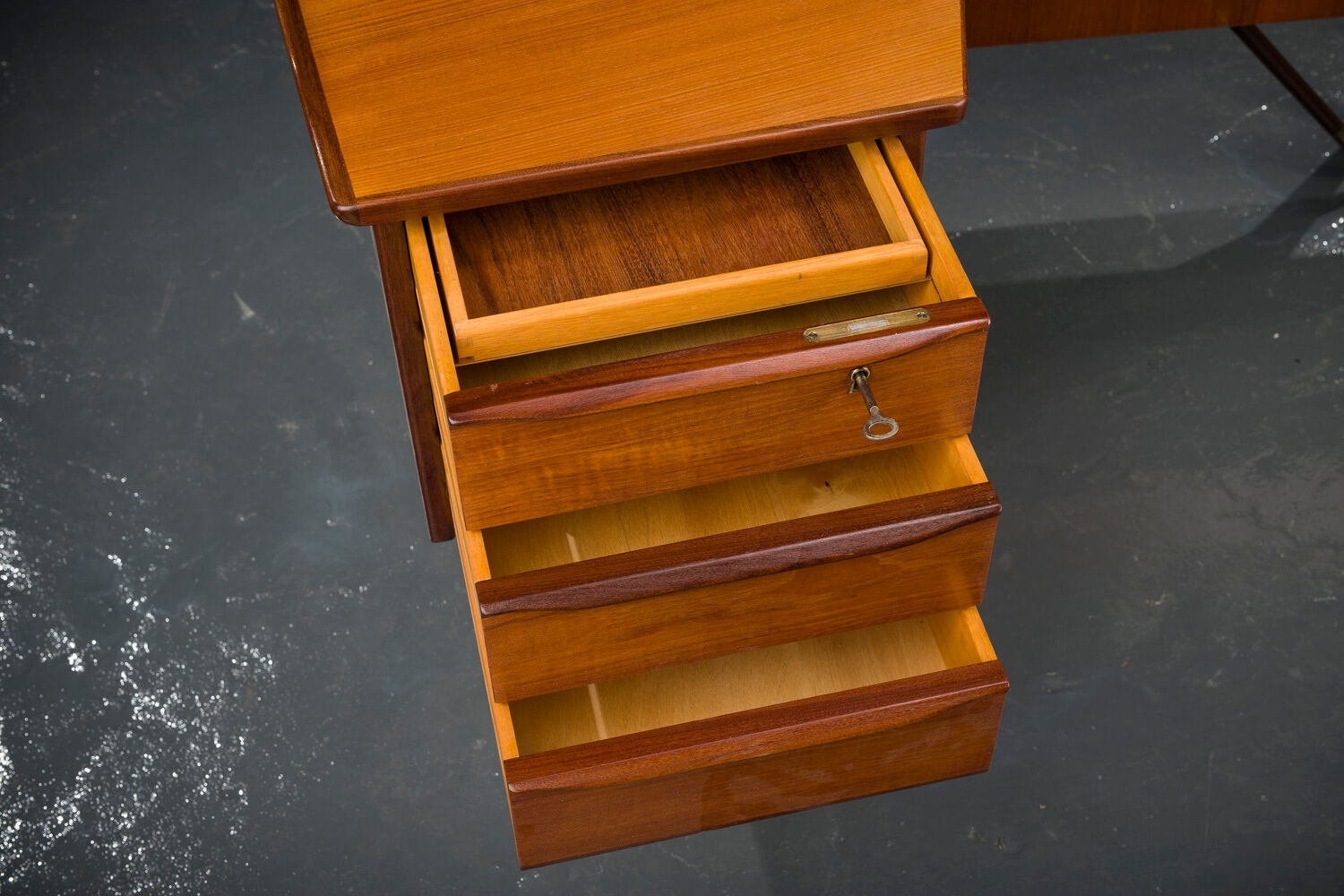Bureau vintage scandinave danois en teck Boomerang, Peter Løvig Nielsen, 1950