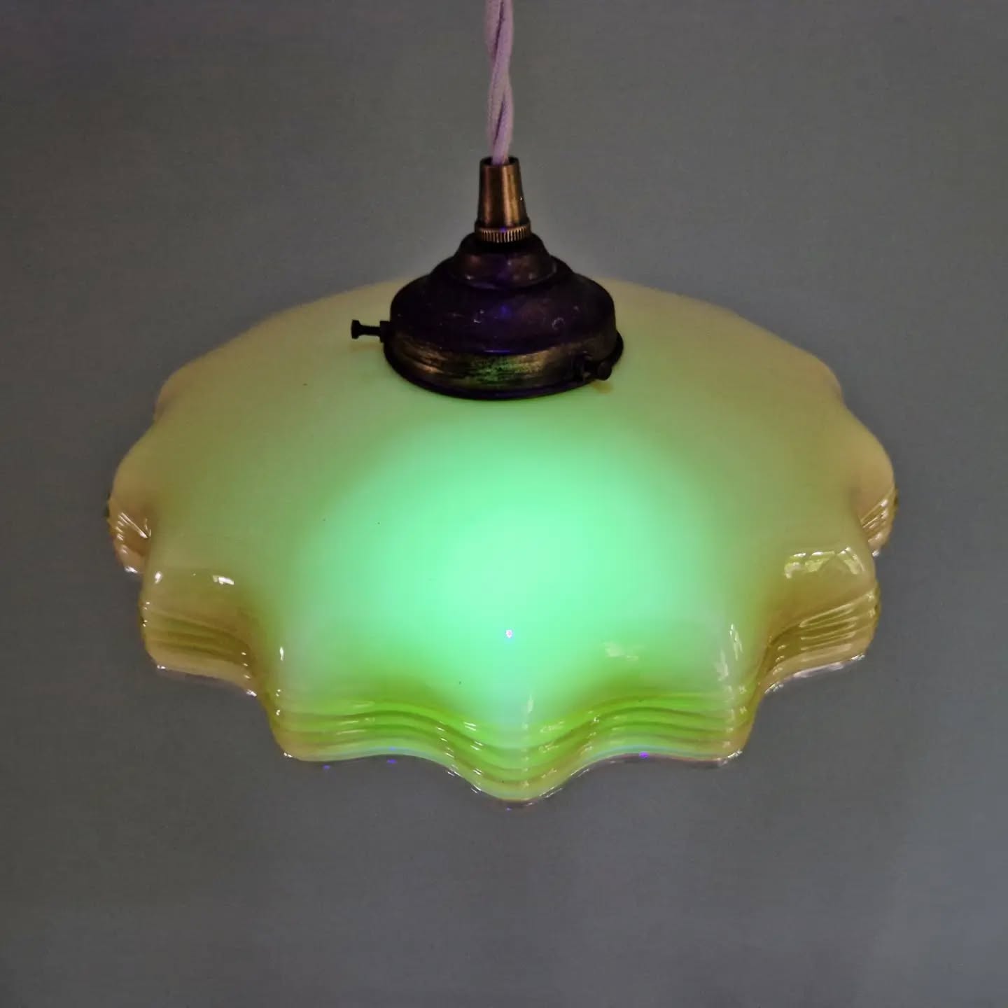 Art Deco suspension in yellow opaline with ouraline, 1920-30.