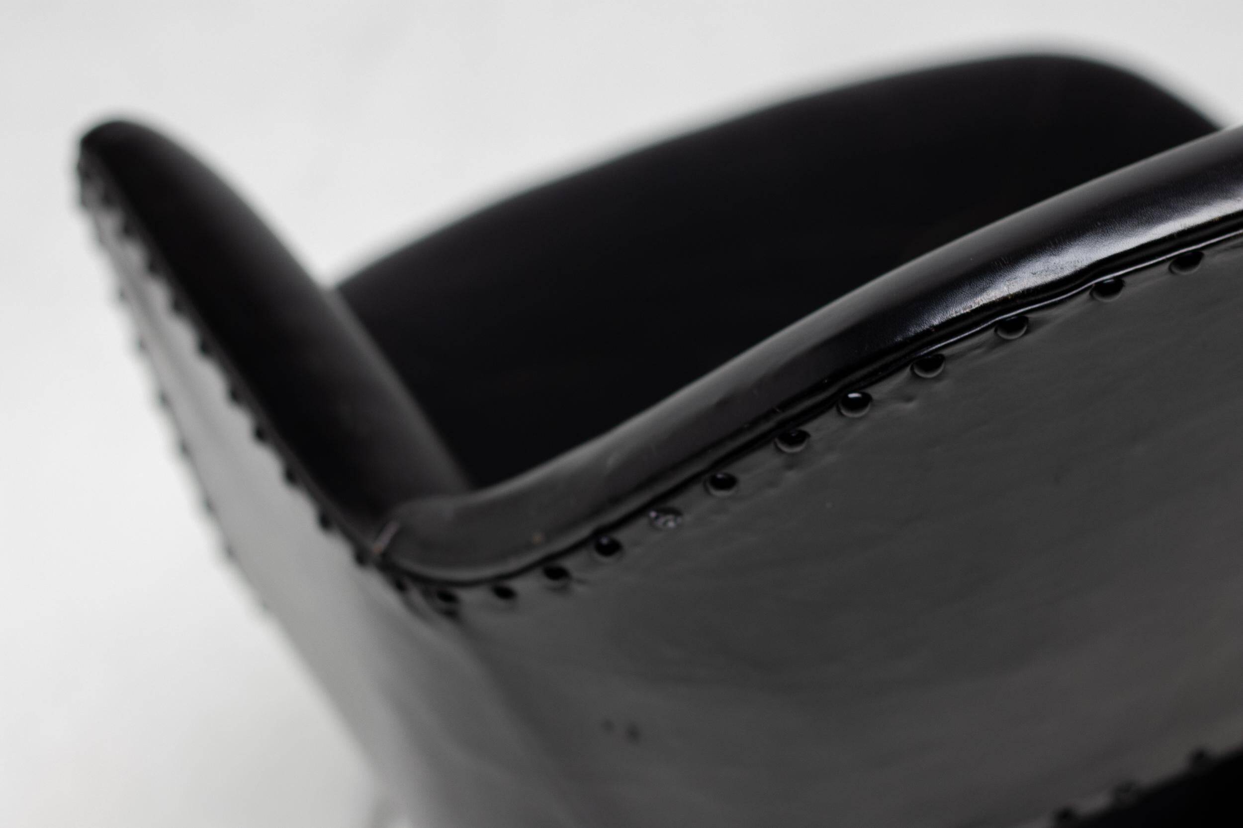 Set of 4 Saarinen executive chairs for Knoll in original black leather.