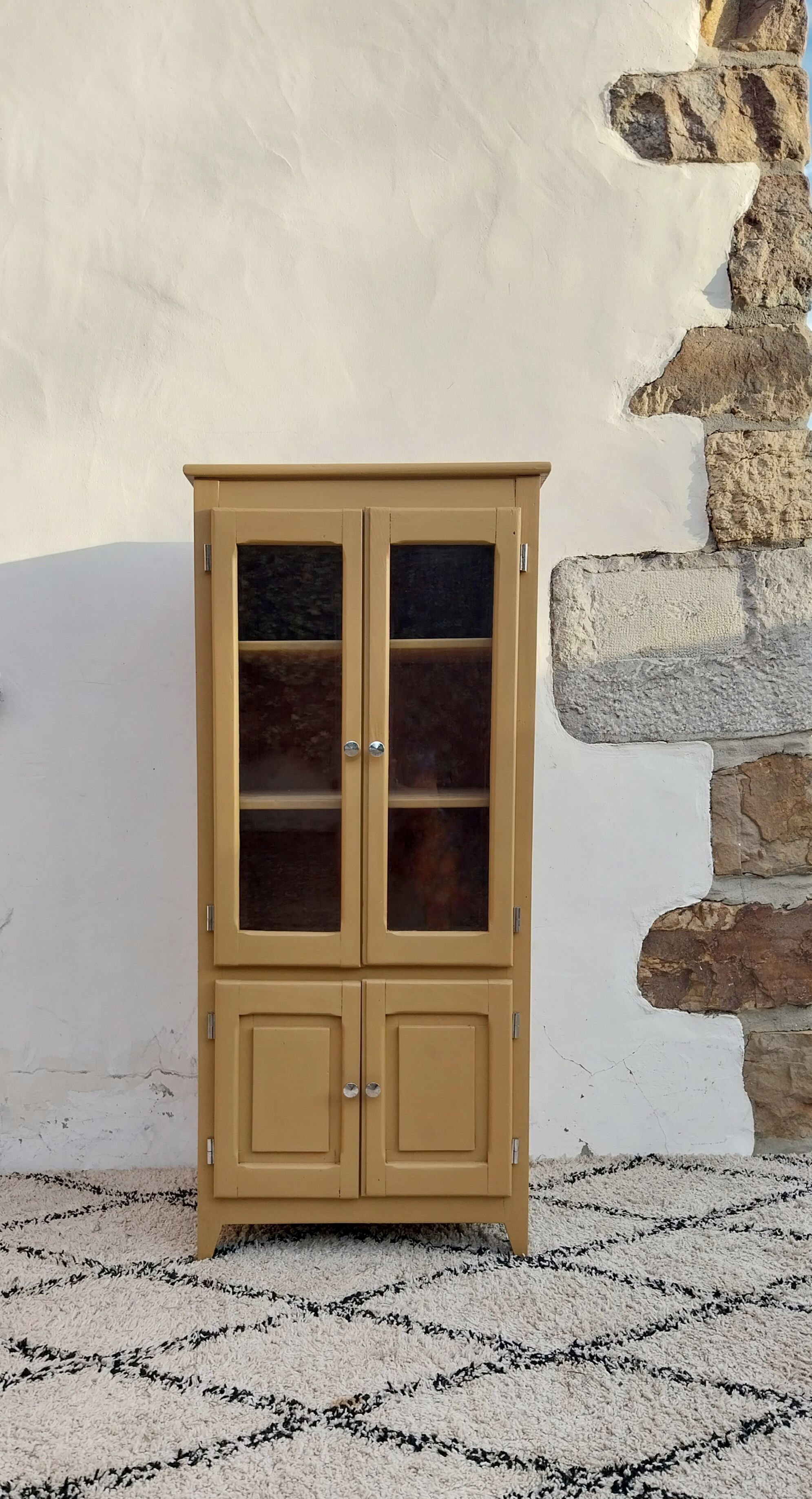 Vintage showcase cabinet