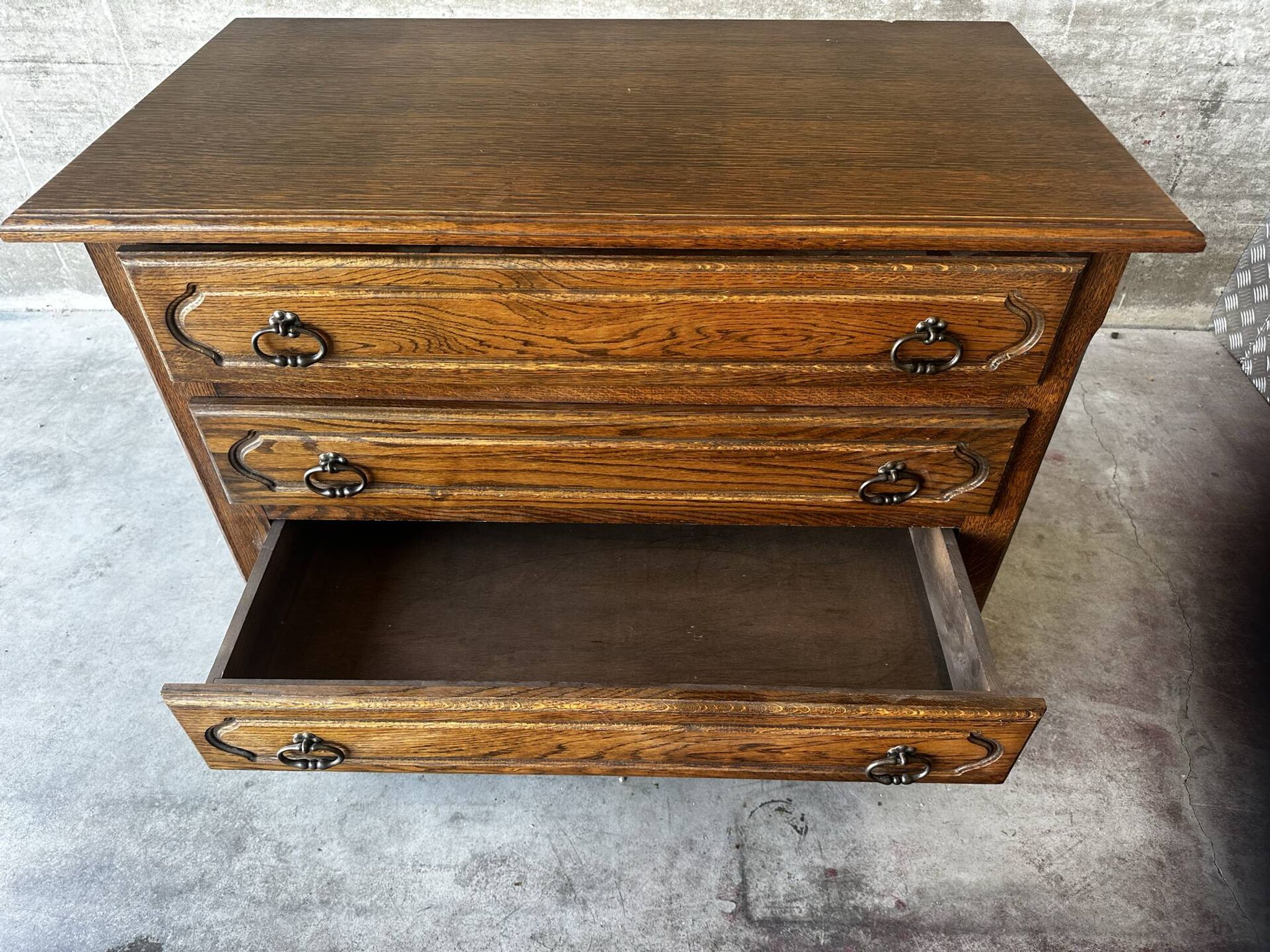 Vintage oak and veneer chest of drawers with 4 drawers.