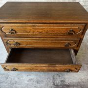 Vintage oak and veneer chest of drawers with 4 drawers.