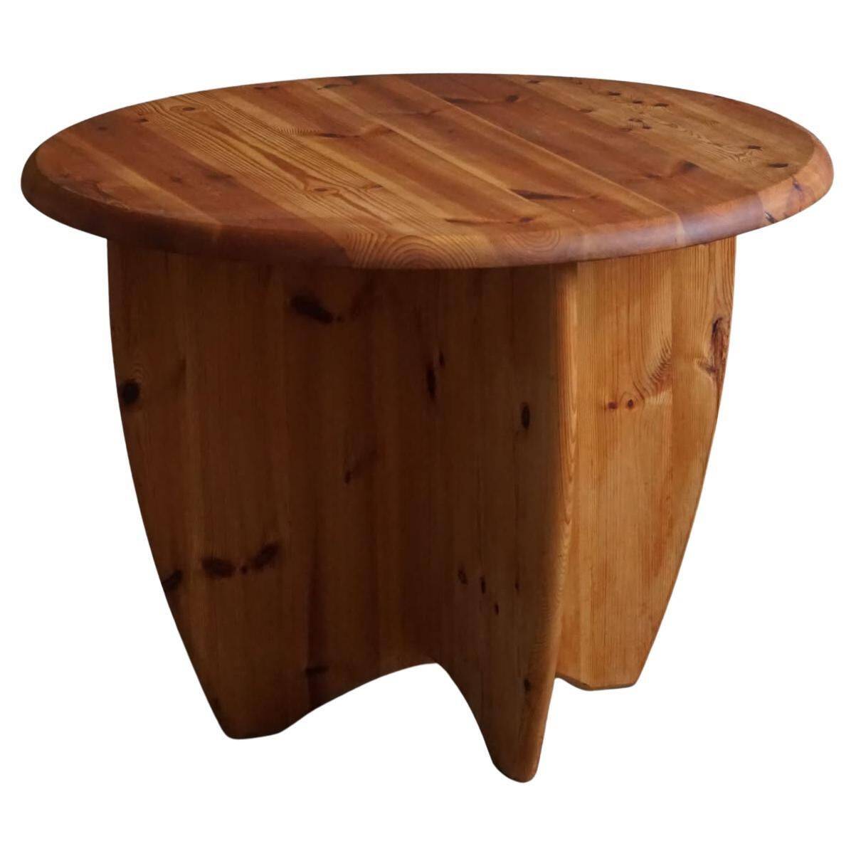 Modern round Danish coffee table in solid pine, Rainer Daumiller style, 1970s.