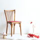 Chaise bistrot années 50 en bois et simili cuir rouge