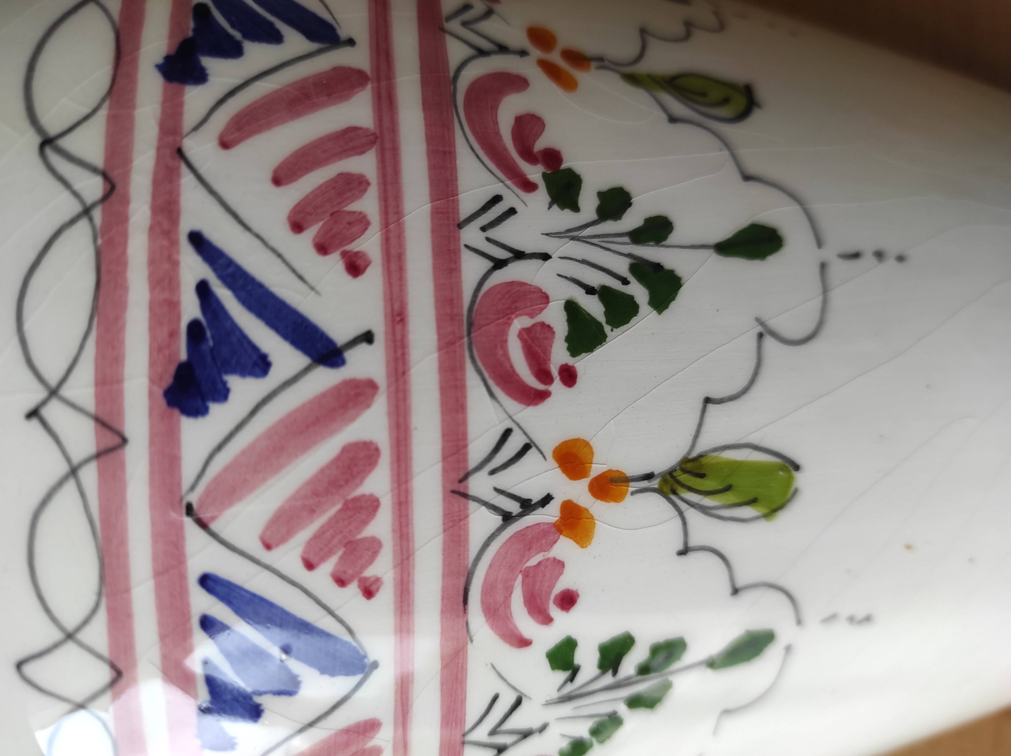 Wall-mounted ceramic bouquet holder