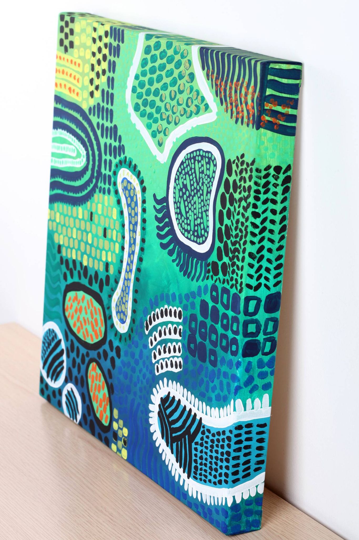 Peinture abstraite moderne verte, jaune, bleue et blanche avec techniques mixtes