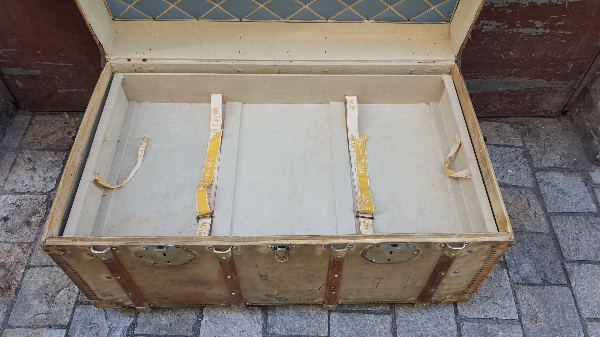 Malle auto travel trunk made of pigskin