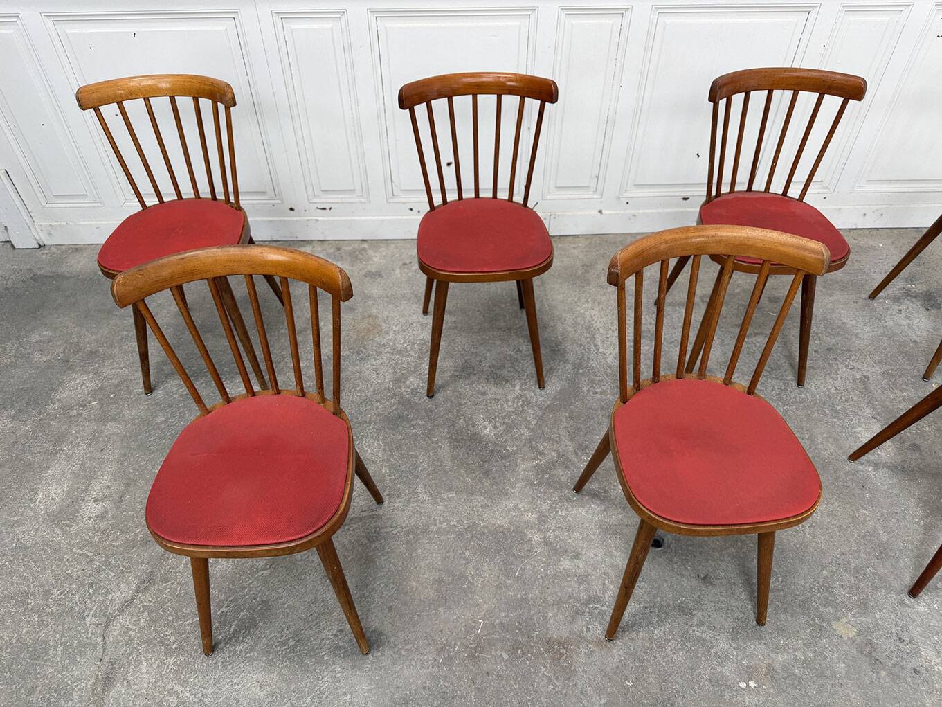 Huit chaises Baumann à assise colorée