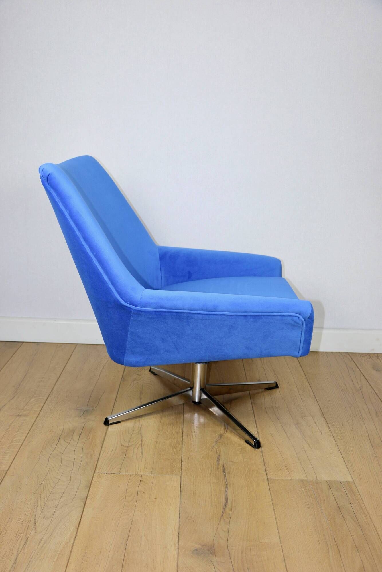 Vintage swivel armchair from DDR blue cornflower velvet from the Jade series