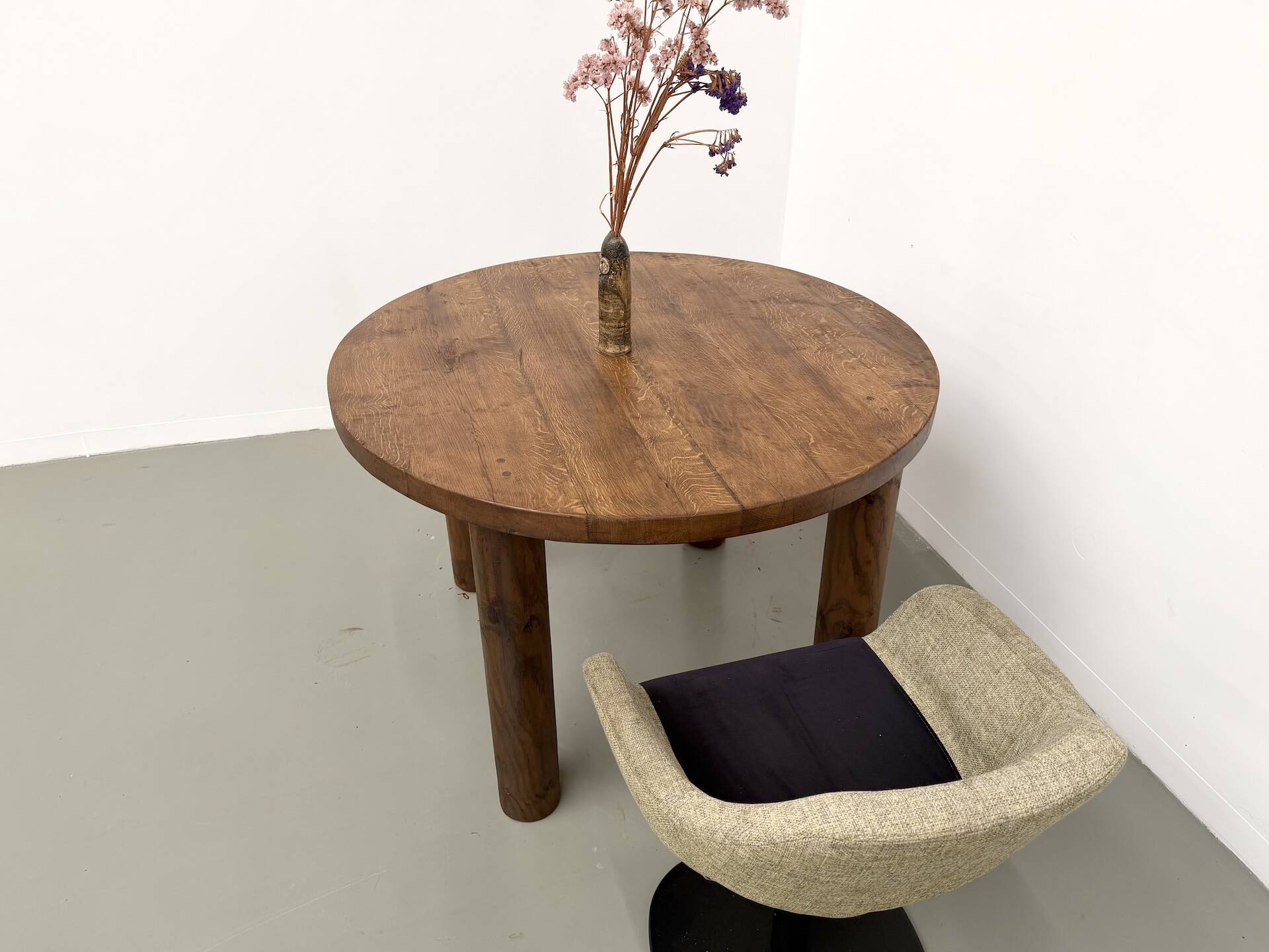 Table ronde moderniste chêne massif, piètement cylindrique pin, DLG Perrian