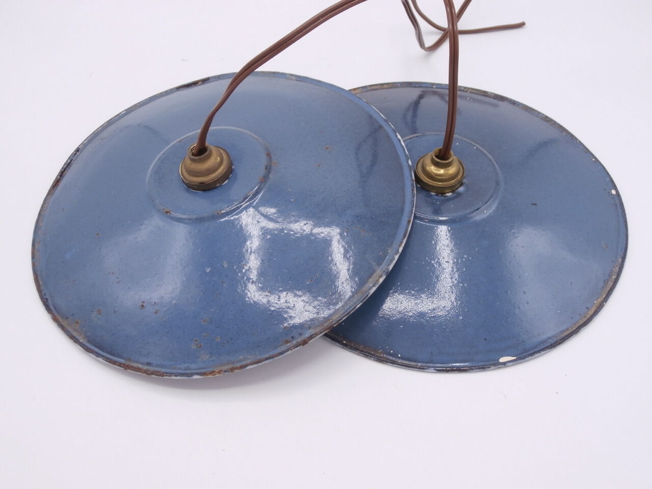 Pair of blue enamelled metal suspensions