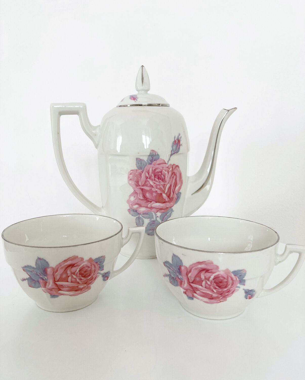 Teapot and porcelain cups set