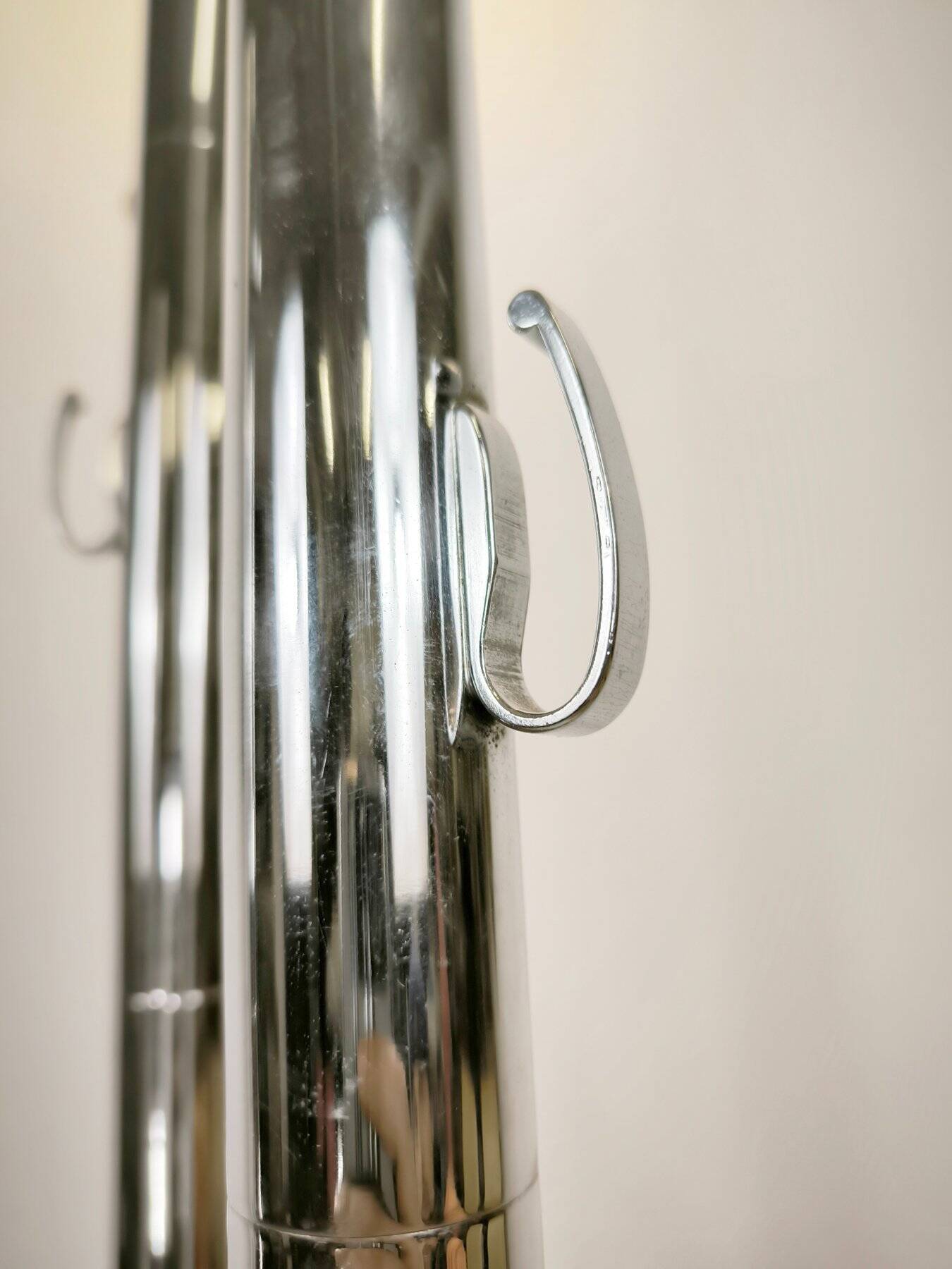 Lampadaire dimmable avec porte-manteau en laiton chromé