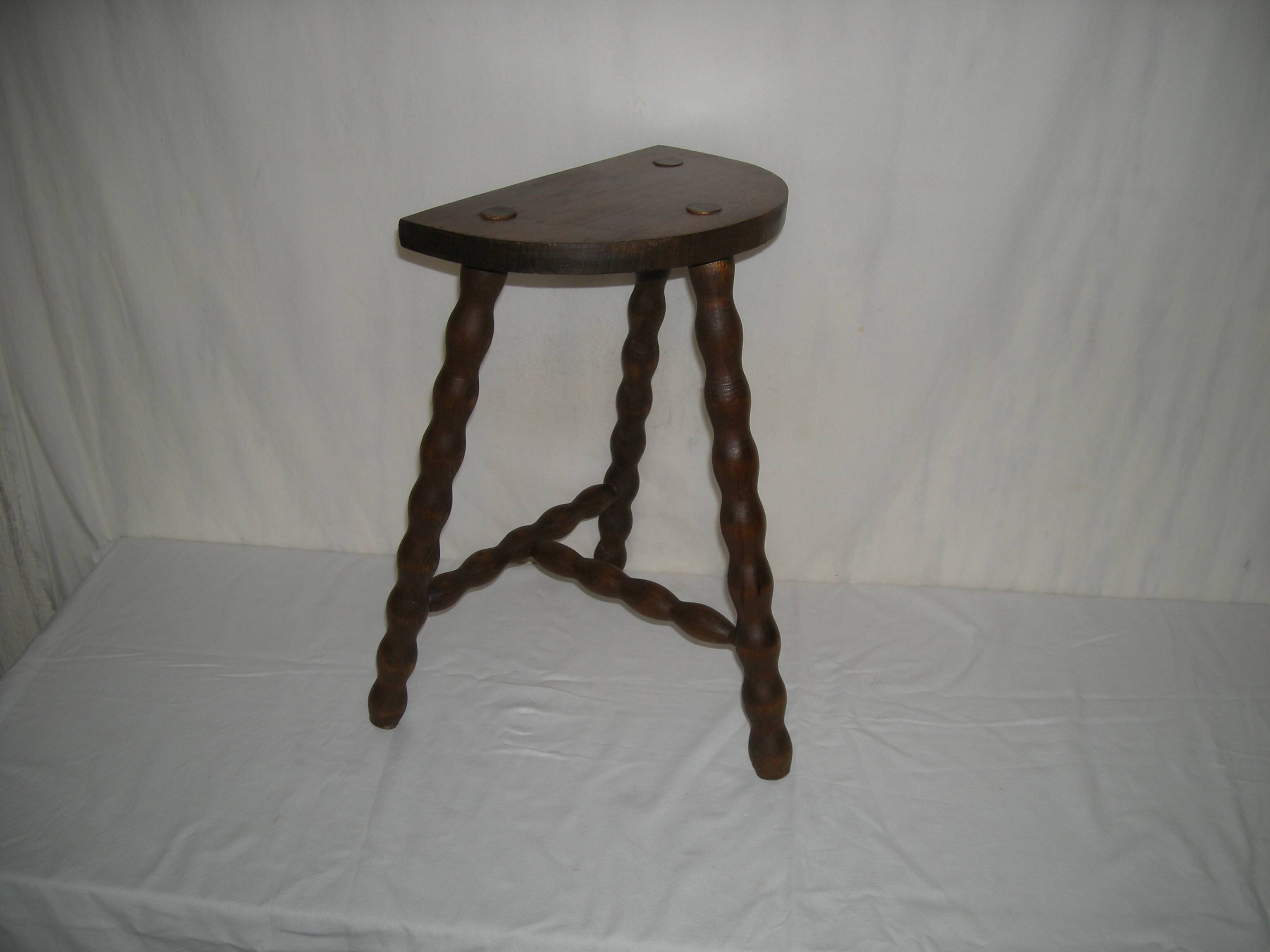 Country tripod stool