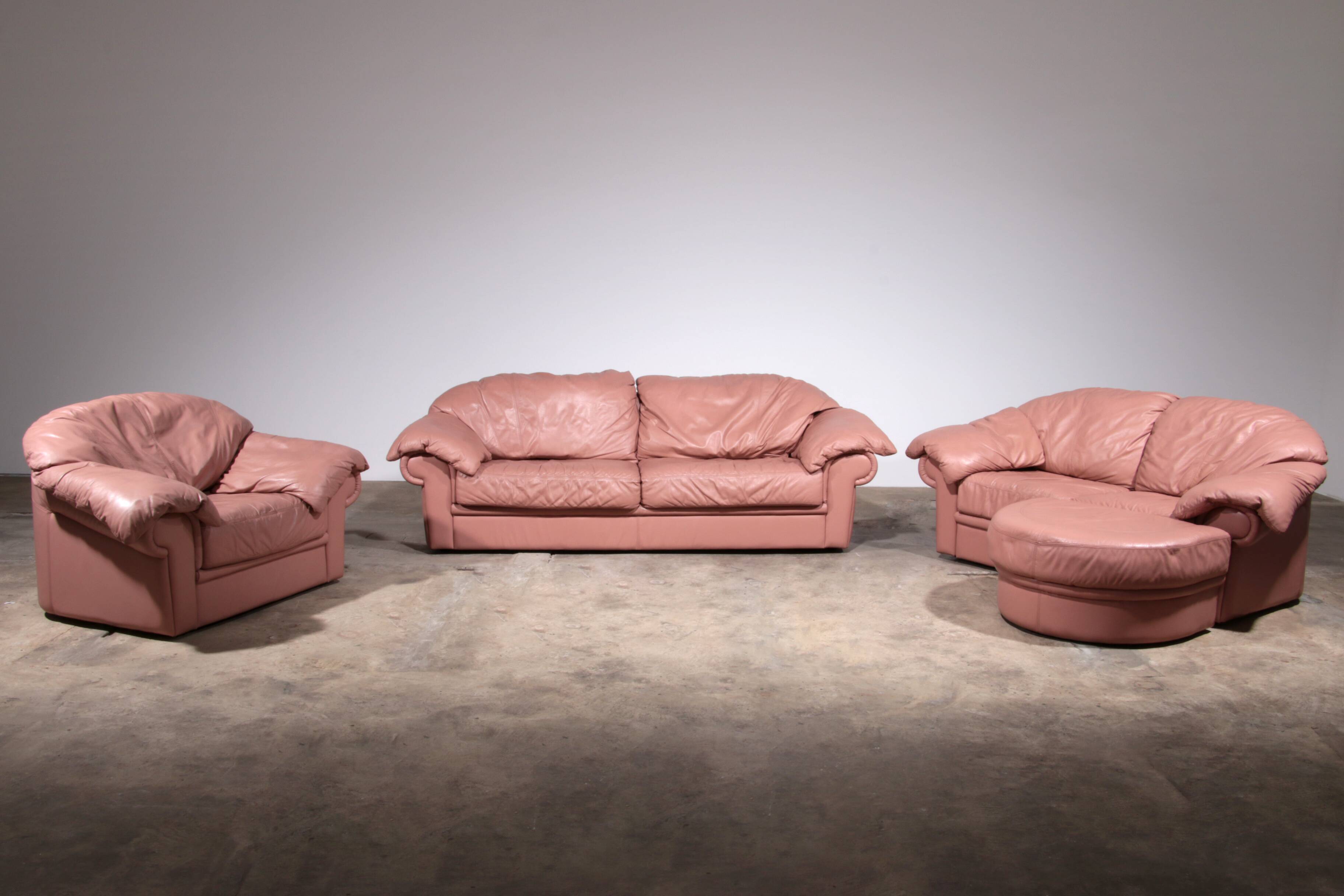 Ensemble de salon italien vintage – 4 pièces en cuir rose (années 1970)