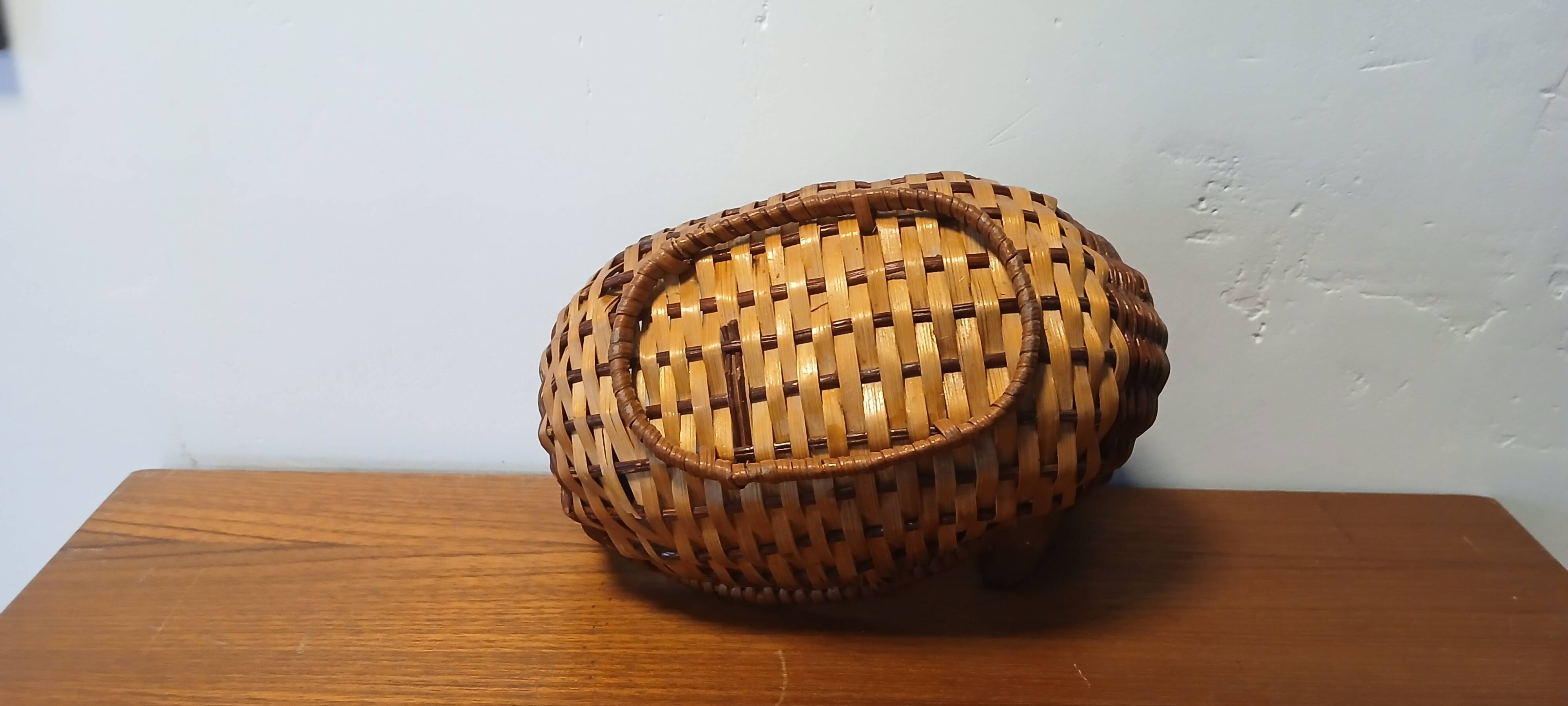 Wicker duck basket