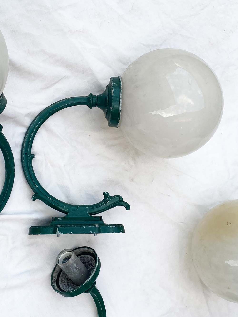 Outdoor wall lamp in cast alluminium, with plastic ball