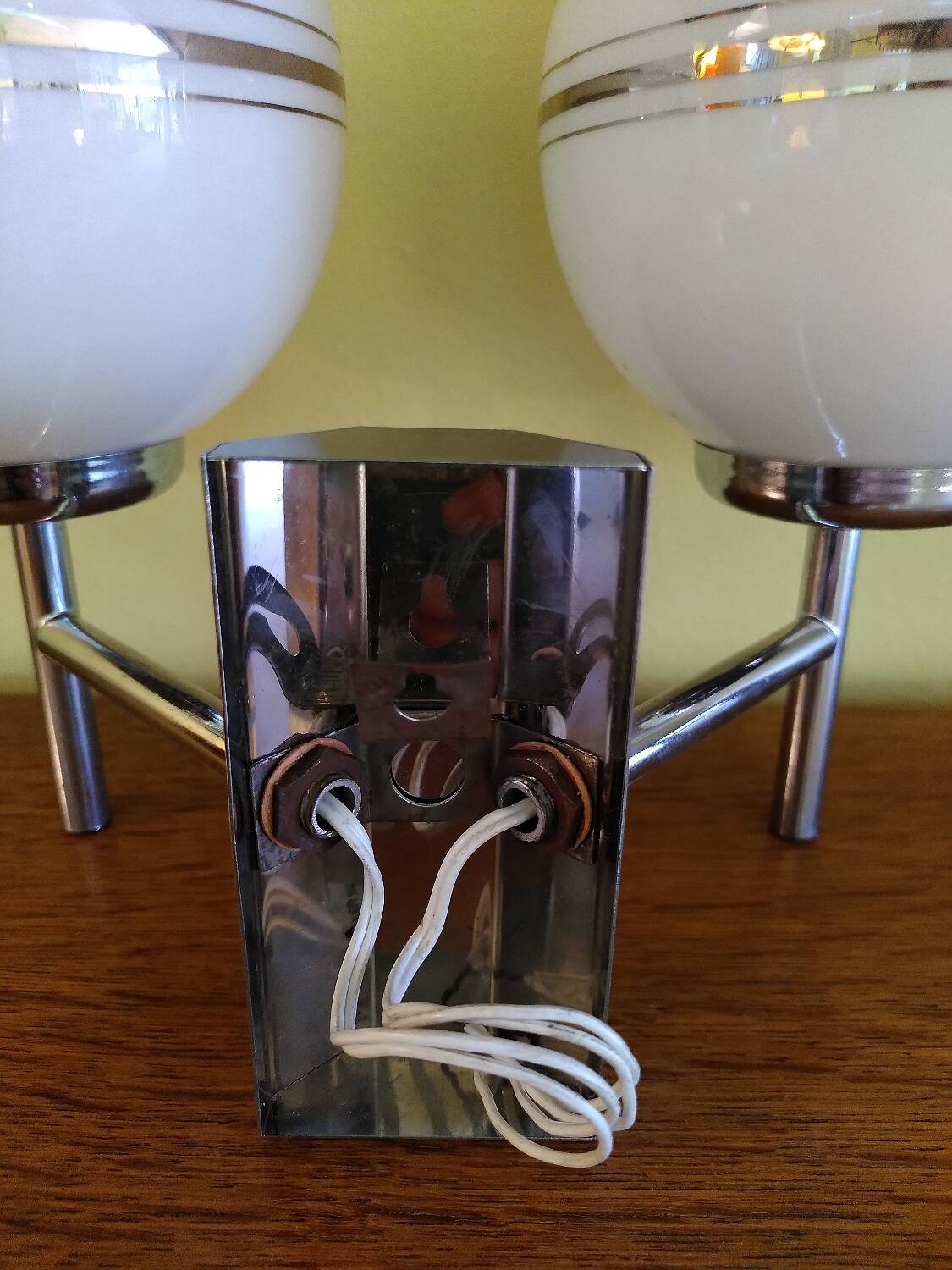 Paire d'appliques vintage, opaline et chrome