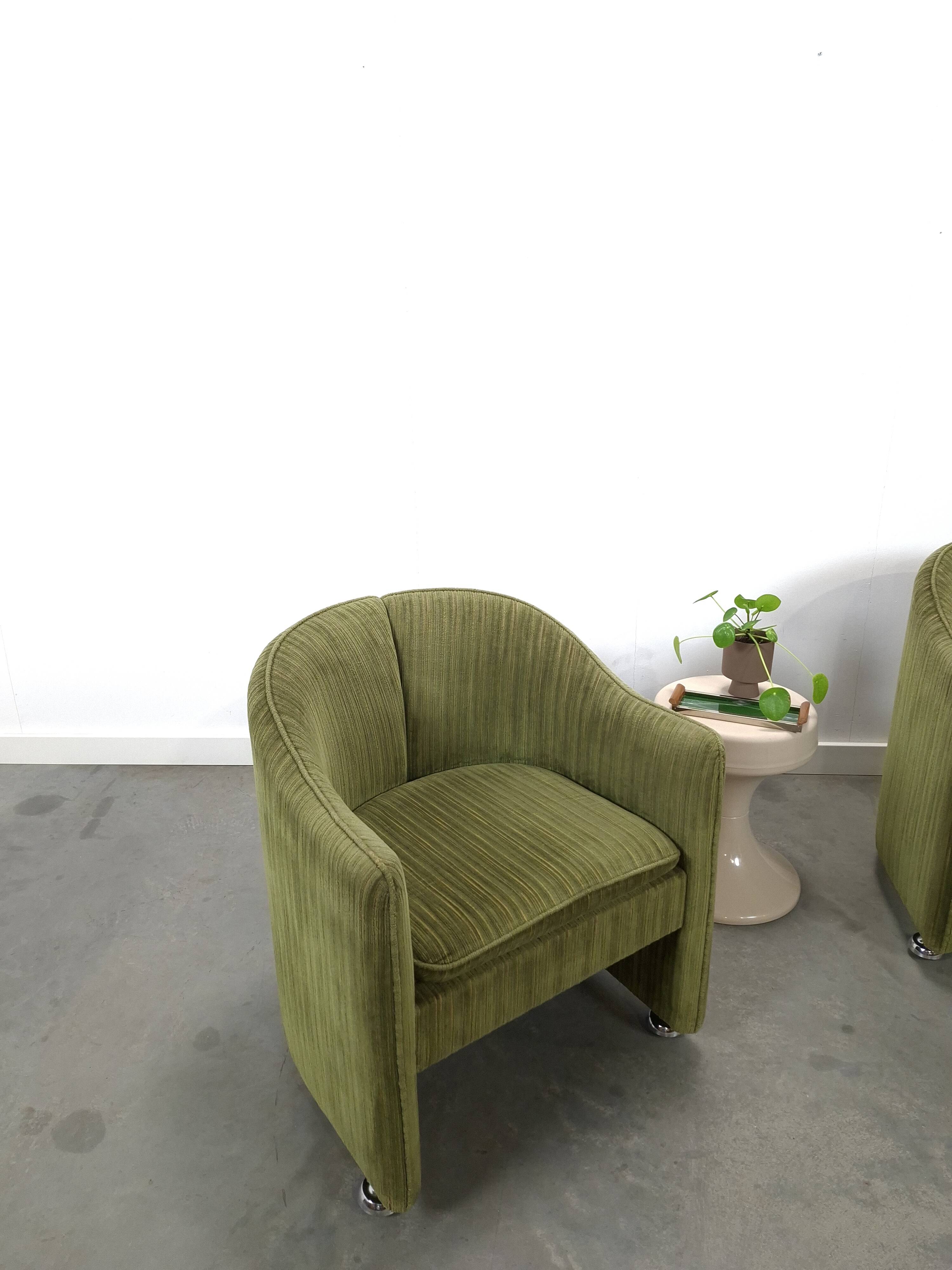 Chaises de cocktail vertes avec des roues chromées.