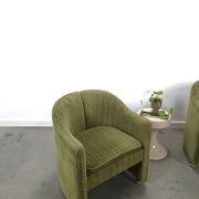 Chaises de cocktail vertes avec des roues chromées.