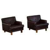 Pair of modern Danish lounge chairs in dark brown leather and rosewood, 1960s.