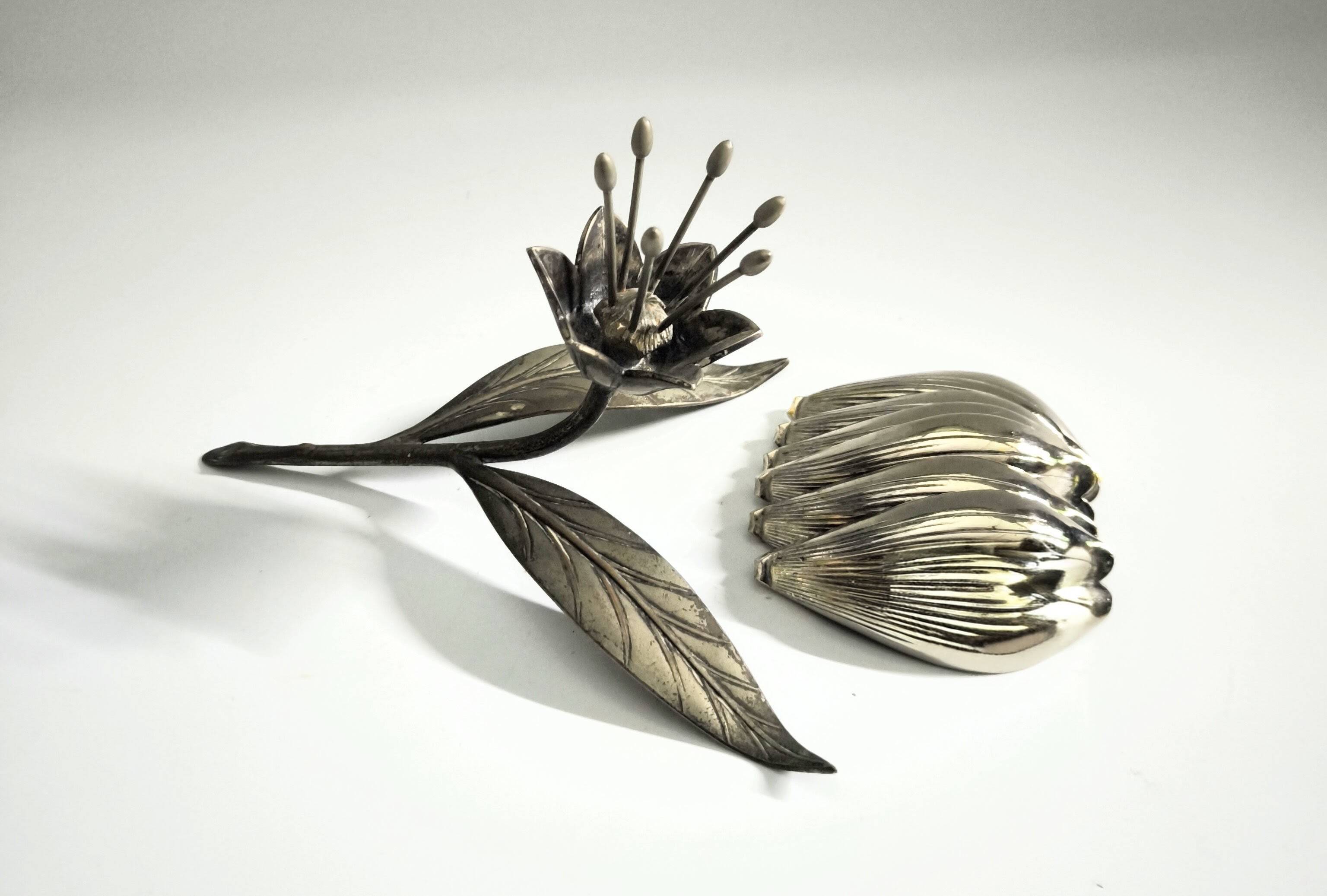 Metal ashtray in the shape of a flower, Sharp 1960s.