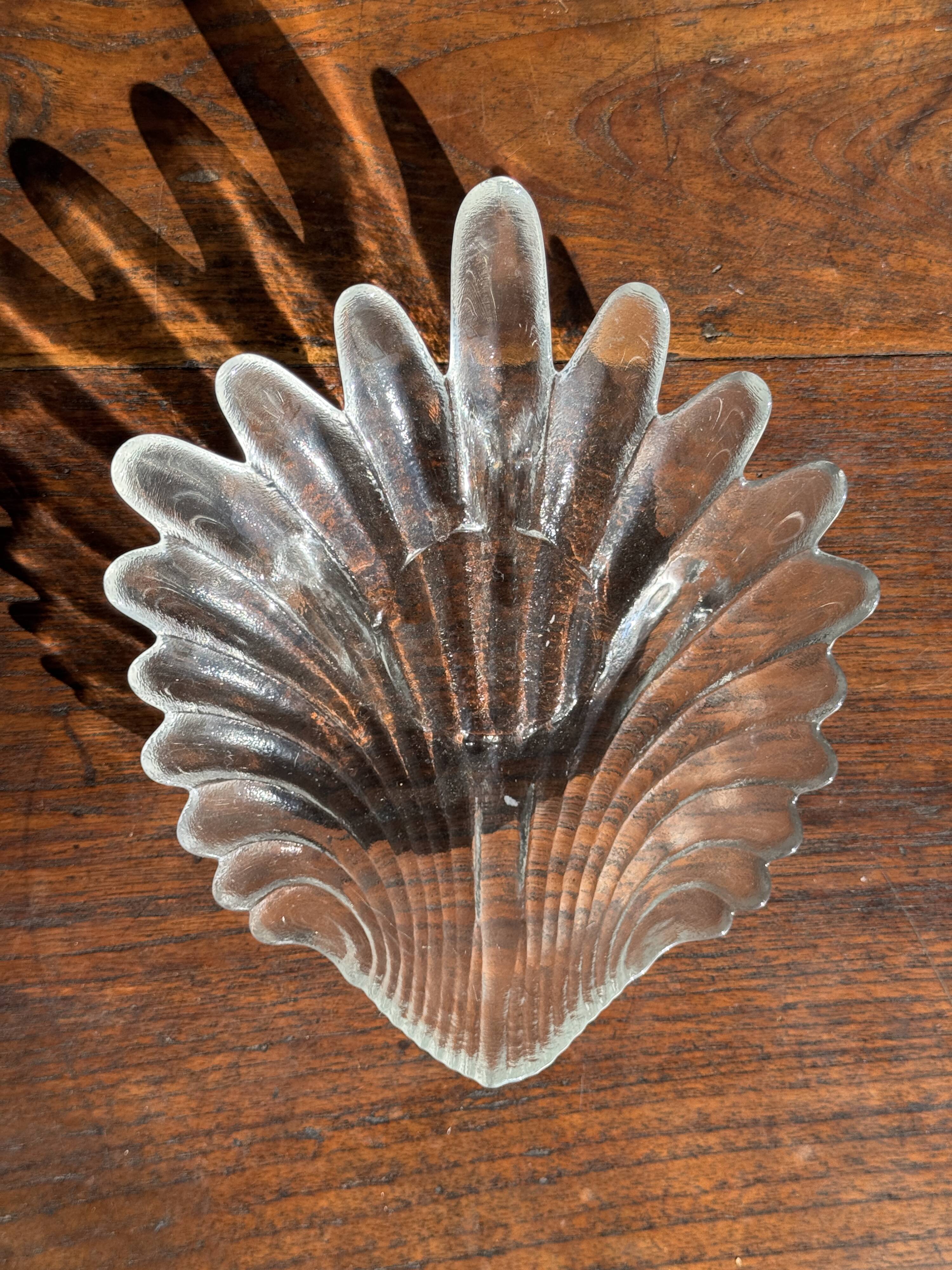 Large stylised shell bowl in vintage glass D22