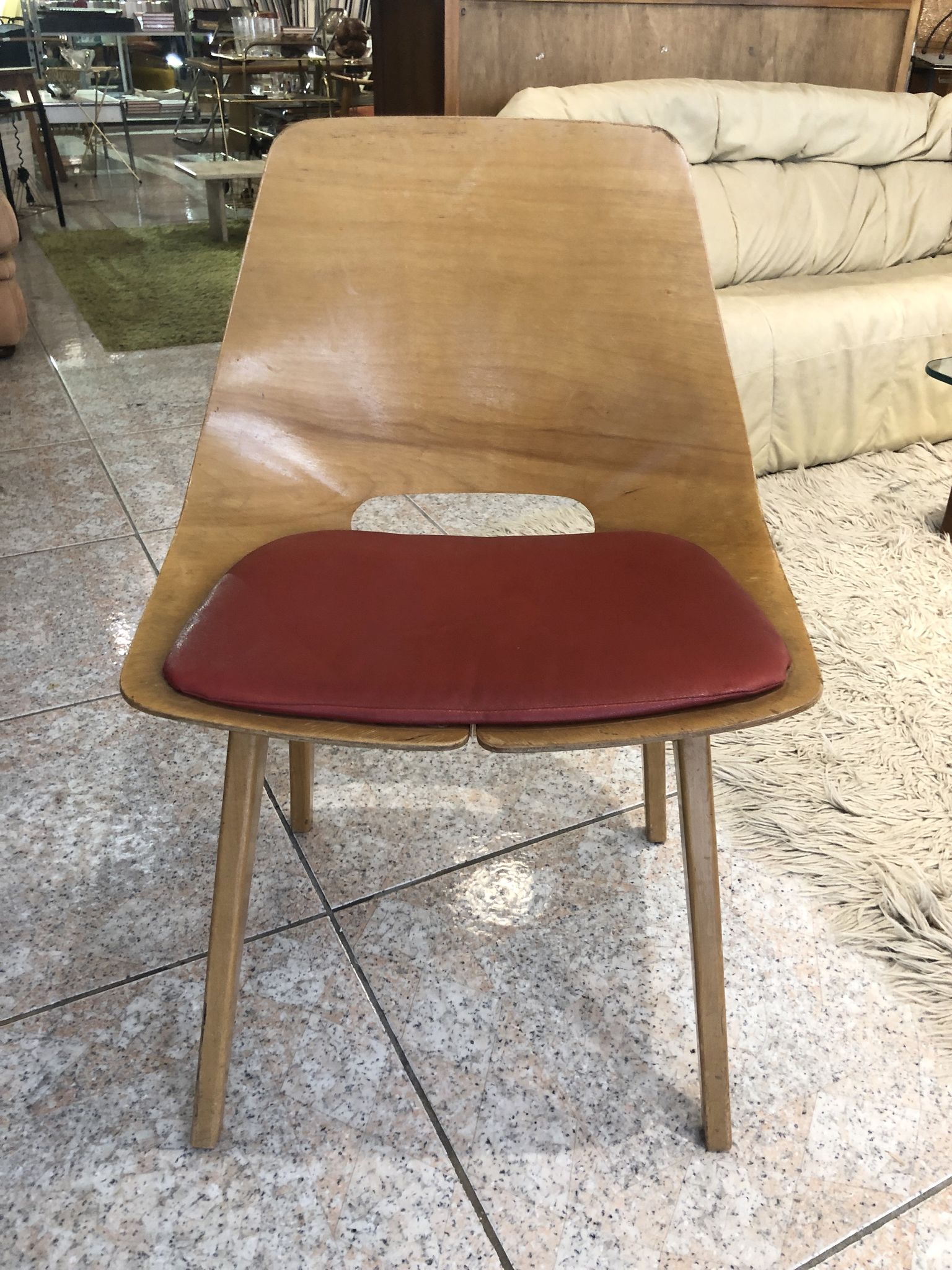 Chaise Tonneau de Guariche pieds bois