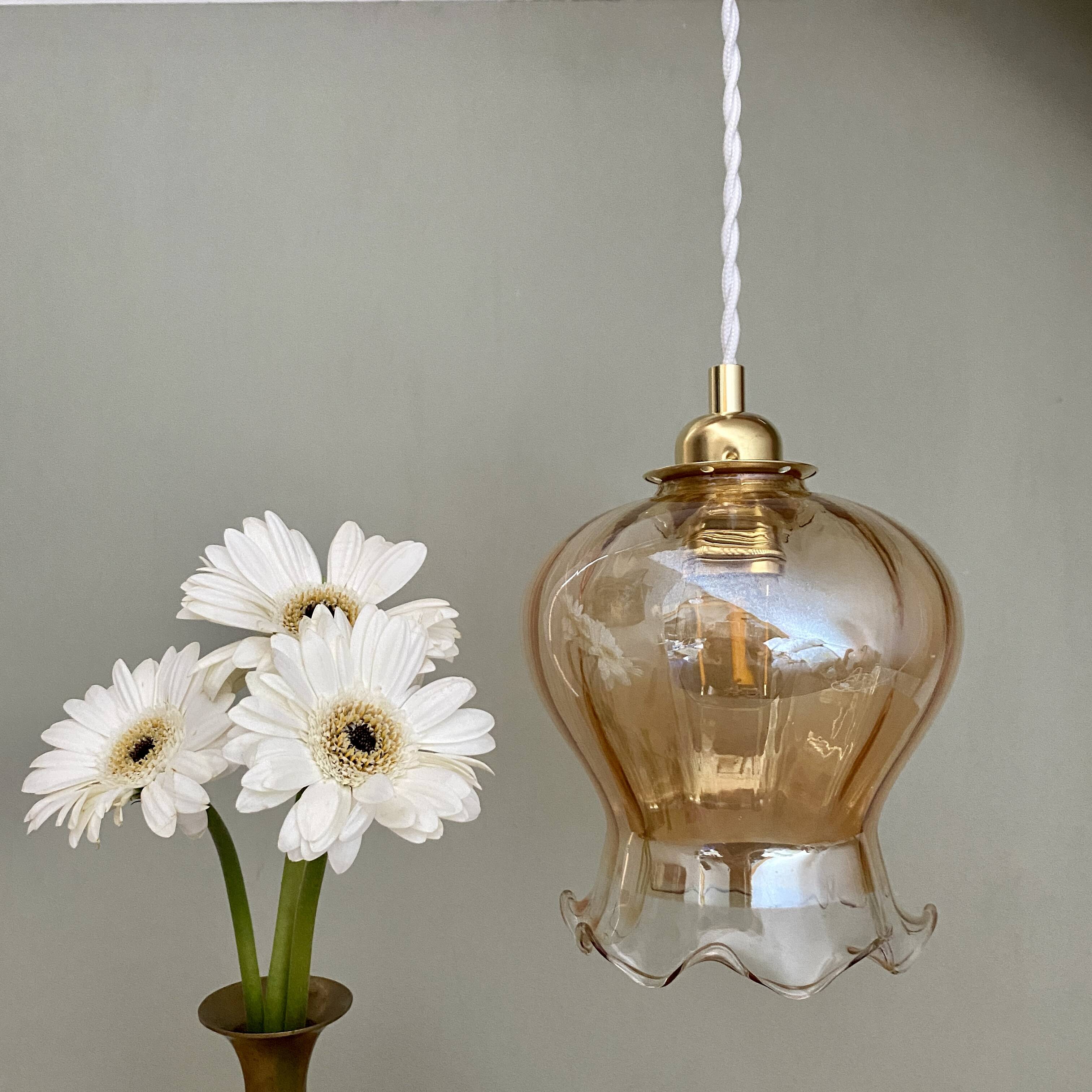 Susspension globe vintage en verre ambré légèrement nacré