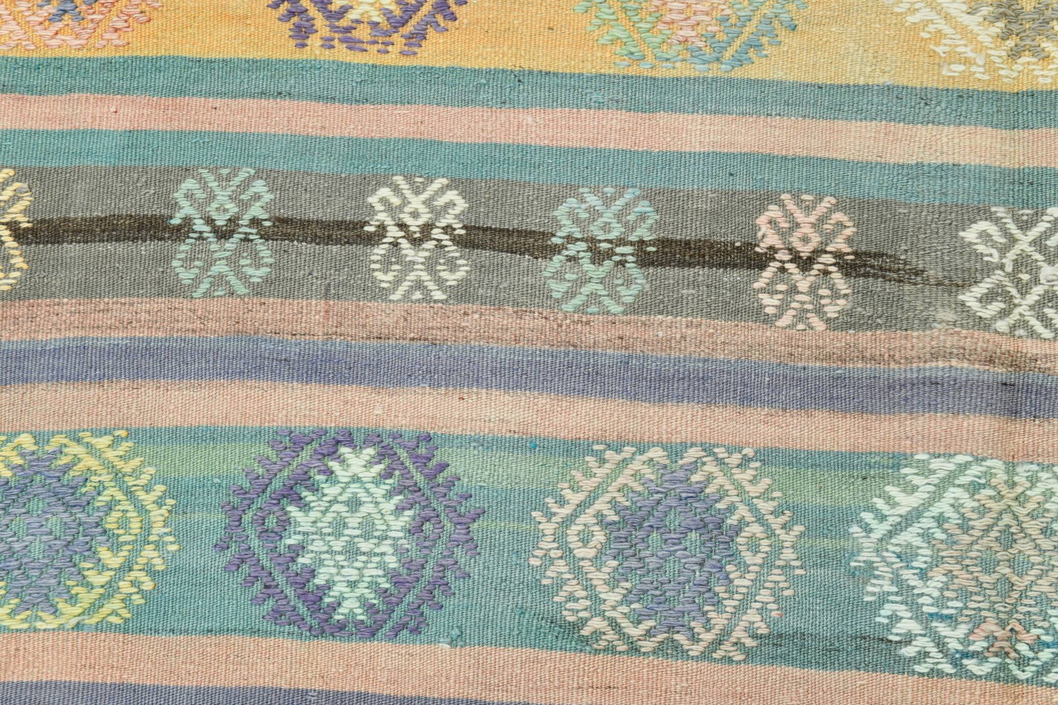 Tapis Kilim Anatolien 5x9 ft – Rayures Pastel en Vert Menthe, 163x268Cm