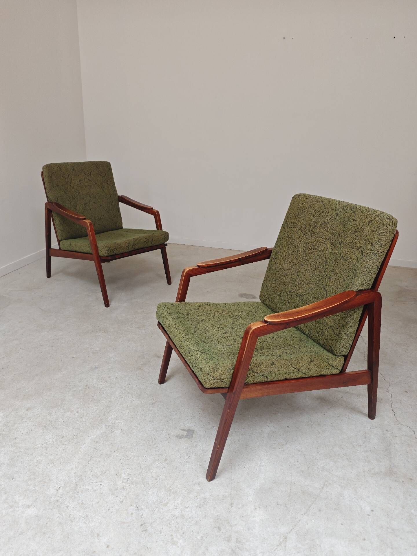 Pair of wooden armchairs Uluv green fabric 1960