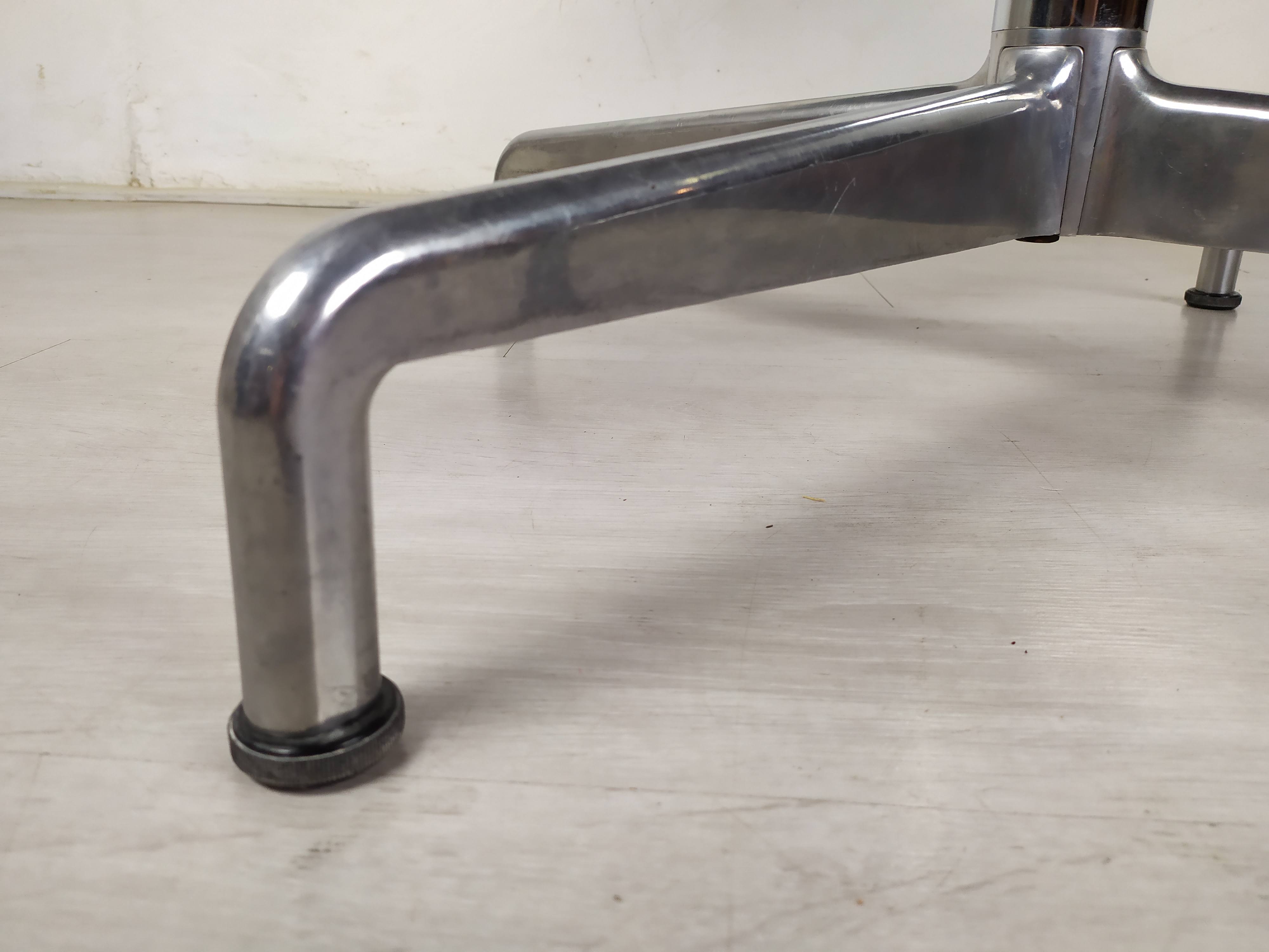 Round table Giancarlo Piretti