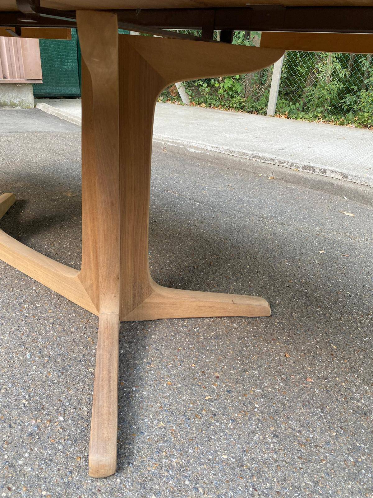 Table scandinave ovale extensible Baumann décapée en teck brut 240cm 1960