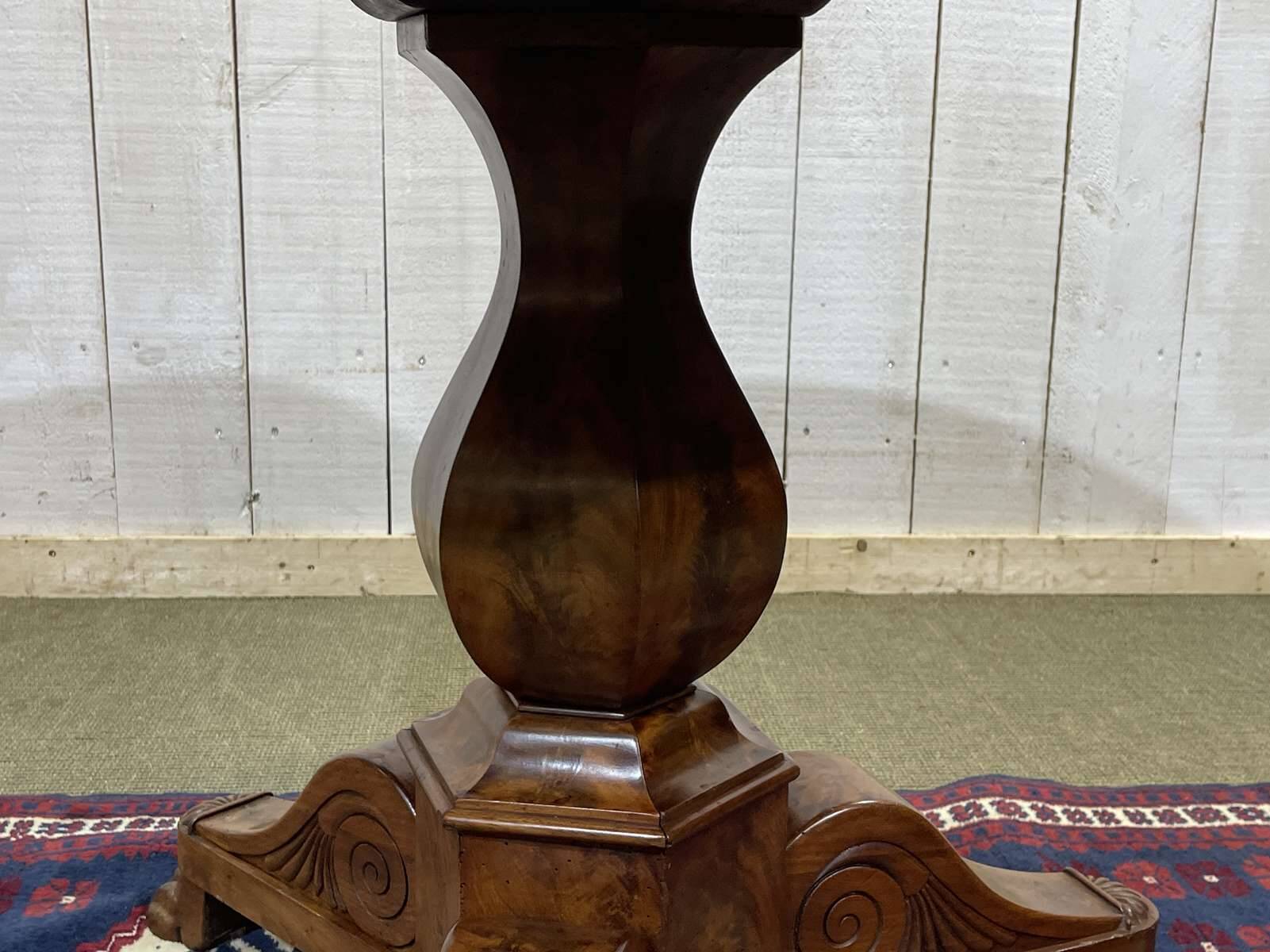 Restoration gueridon in mahogany with a black marble top (re-glued marble)