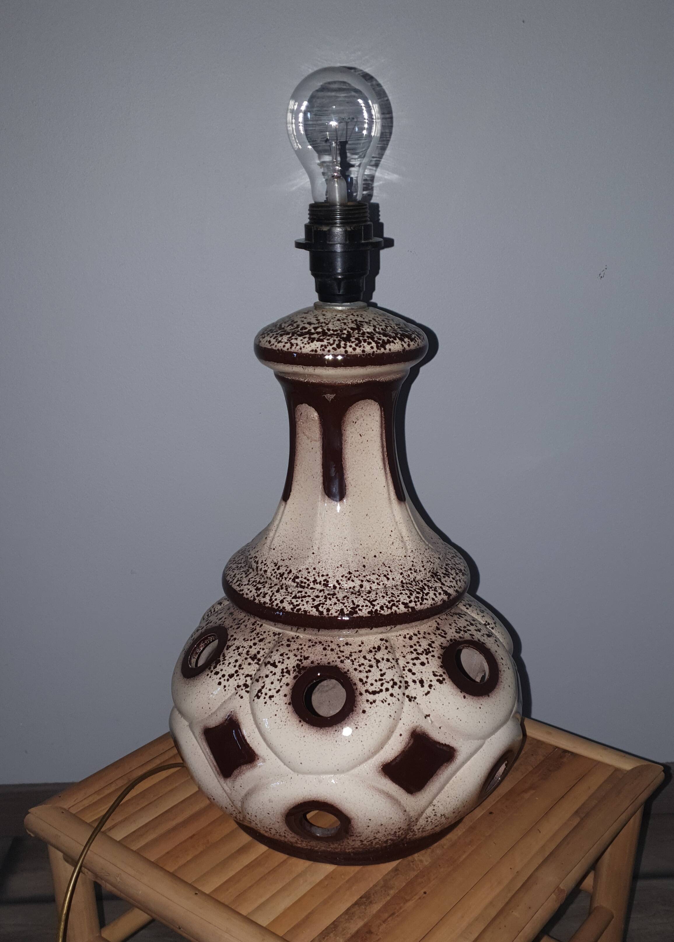 Ceramic lamp base