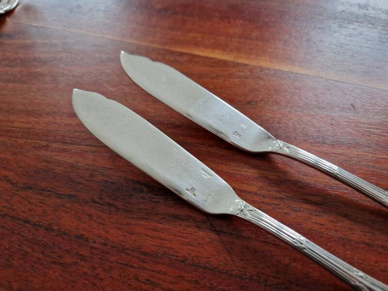 Christofle - Set of 2 fish knives, Rubans croisés model, in silver-plated metal