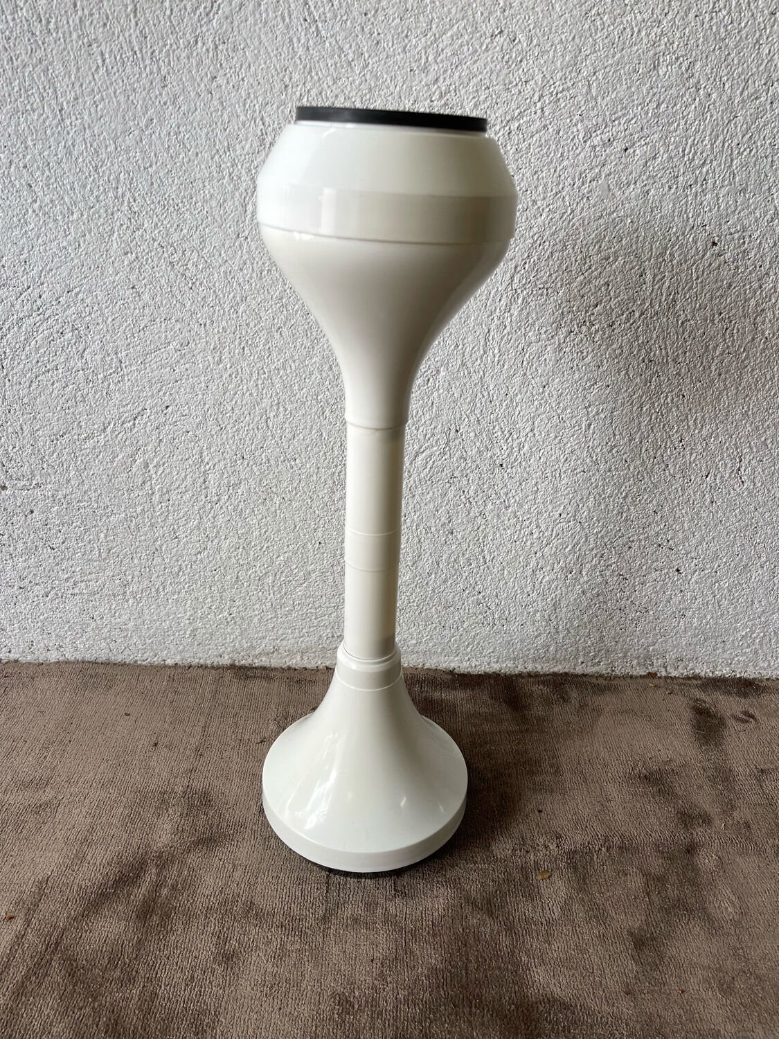 1970's italian ashtray in white plastic with its space age tulip foot